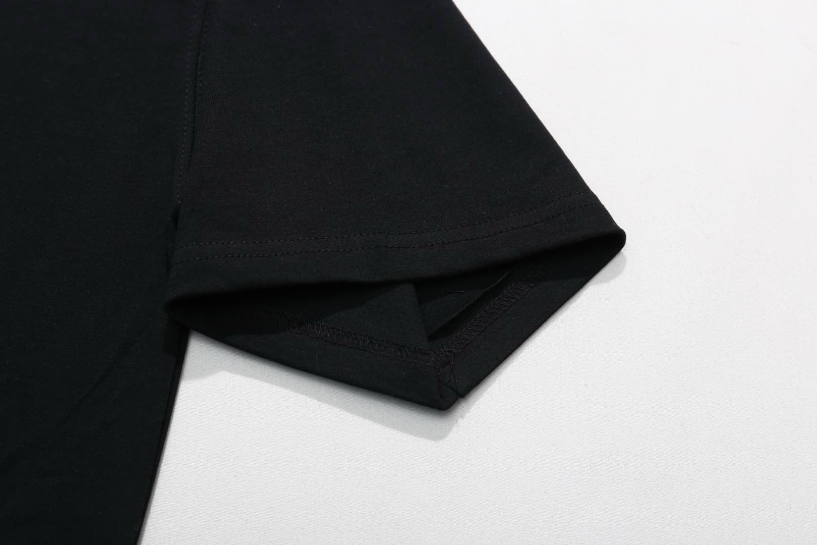Weißes und schwarzes T-Shirt