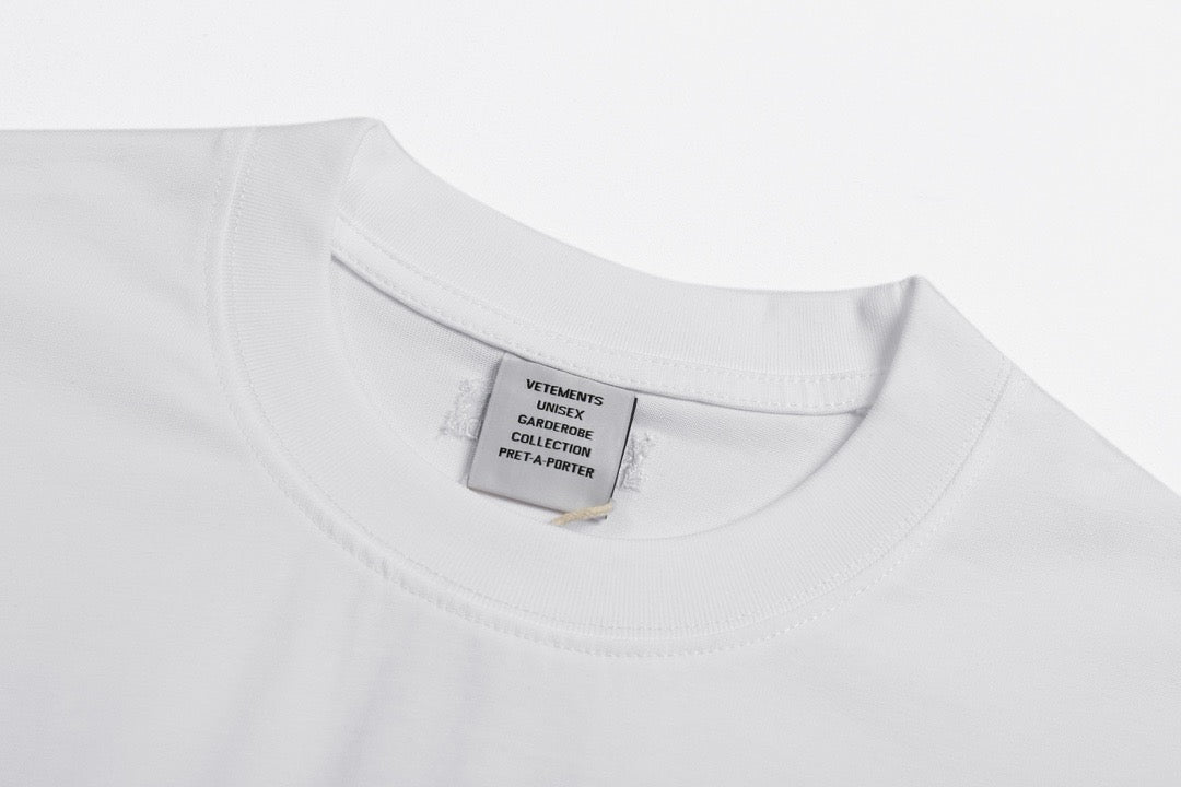 Schwarz-weißes T-Shirt