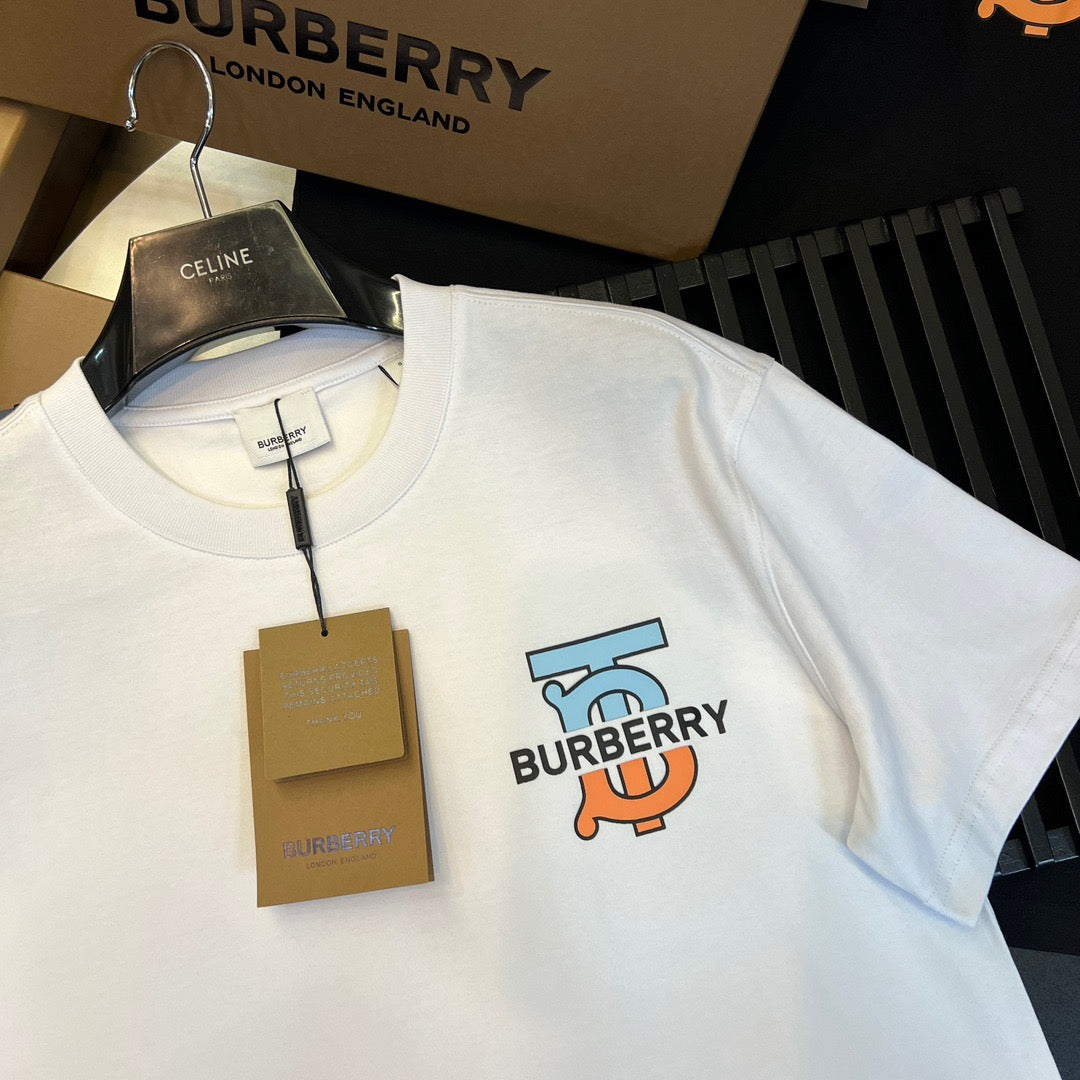 Schwarz-weißes T-Shirt