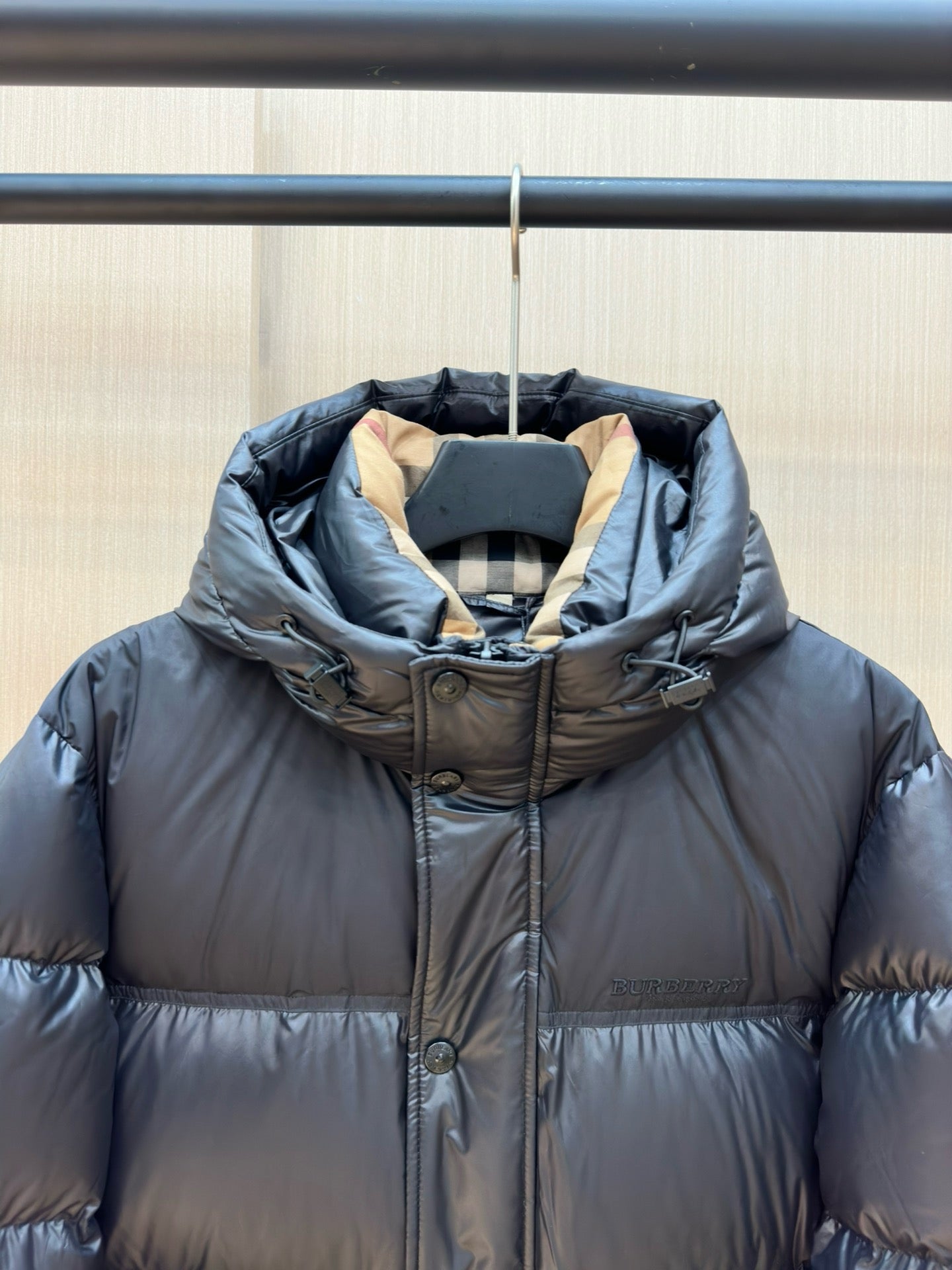 Schwarze und dunkelblaue Jacke