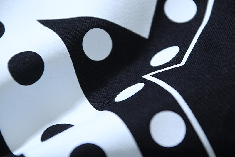 Schwarz-weißes T-Shirt