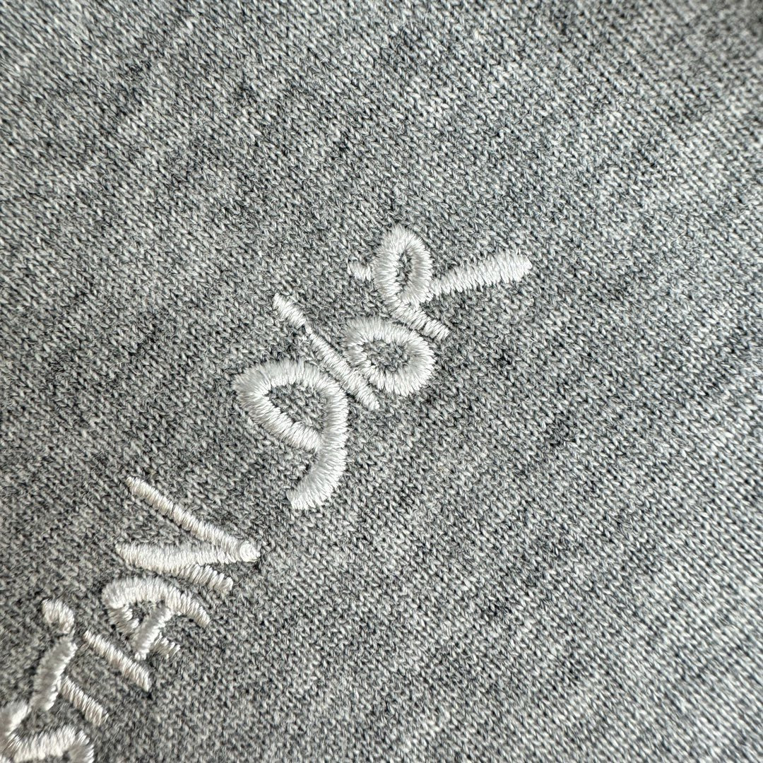 Graues und weißes T-Shirt