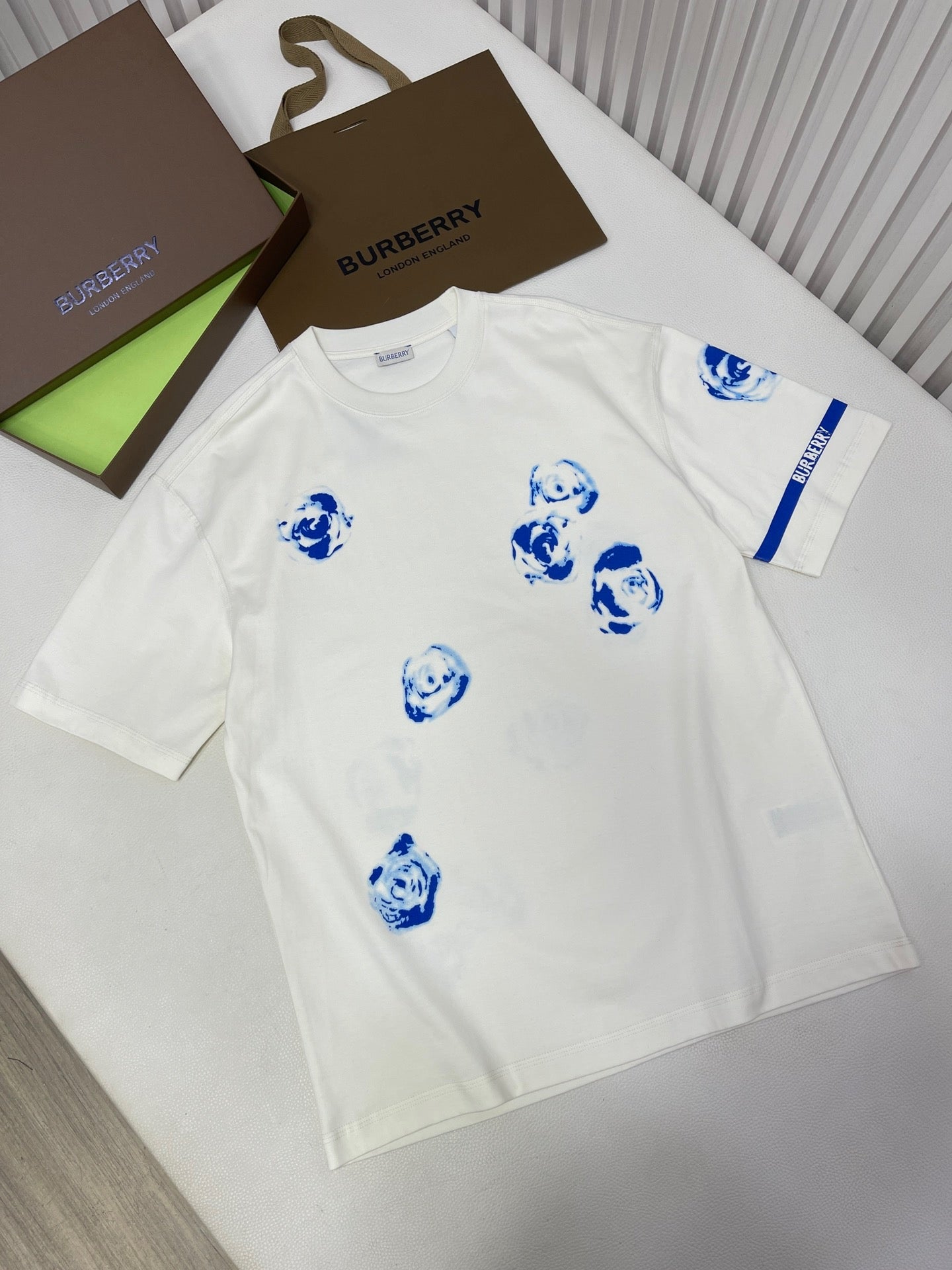 Weißes und himmelblaues T-Shirt