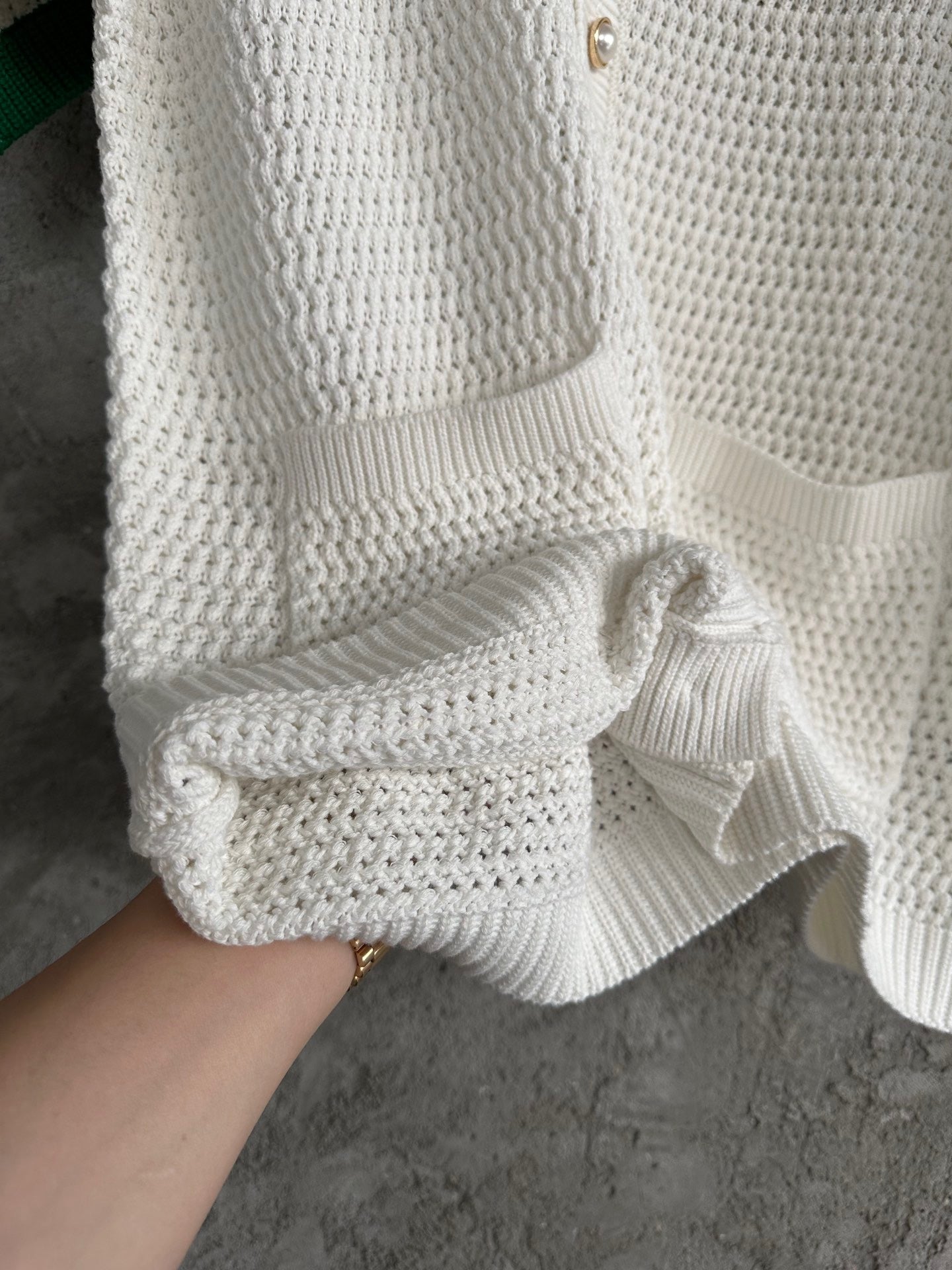 قميص أبيض وأخضر