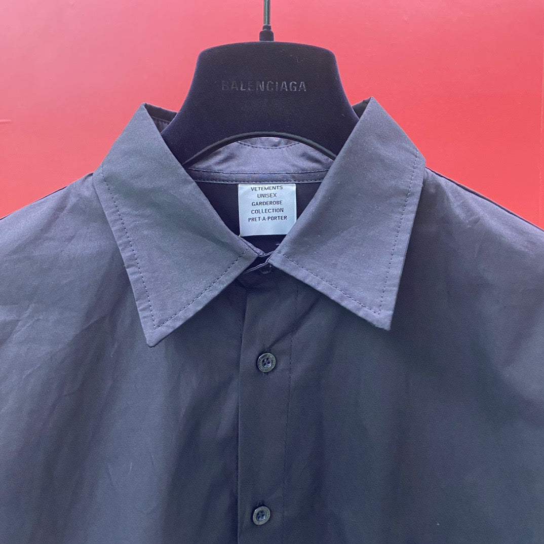 Schwarze und weiße Jacke