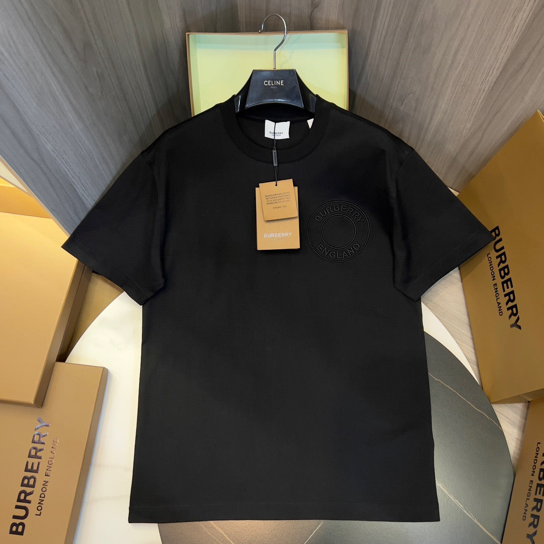 Schwarz-weißes T-Shirt