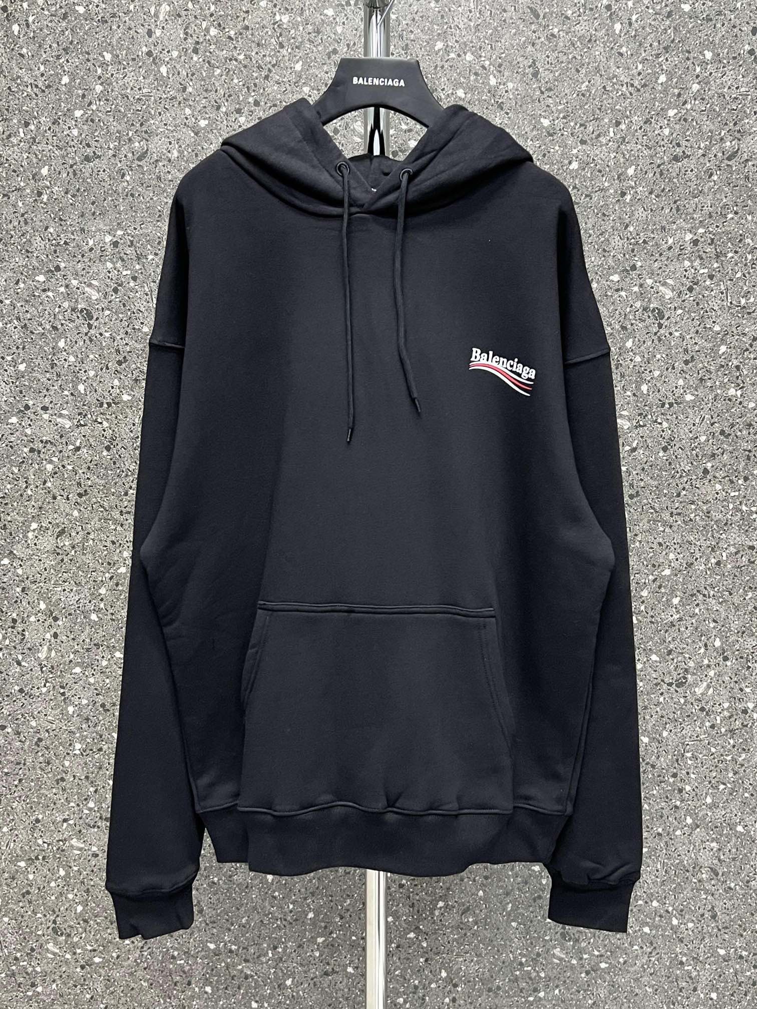 weißer und schwarzer Pullover mit einer Kapuze
