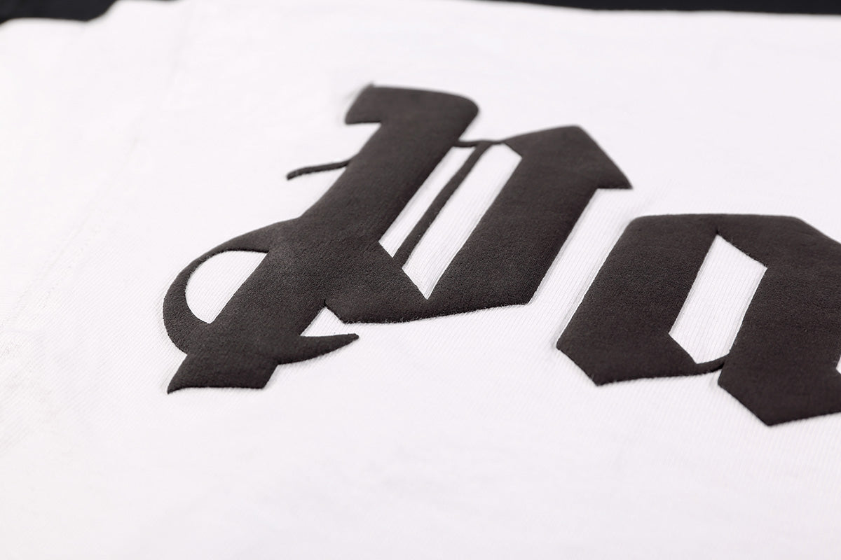 Schwarz-weißes T-Shirt