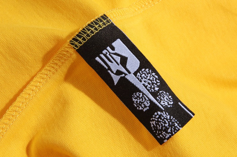 Schwarzes, gelbes und braunes T-Shirt