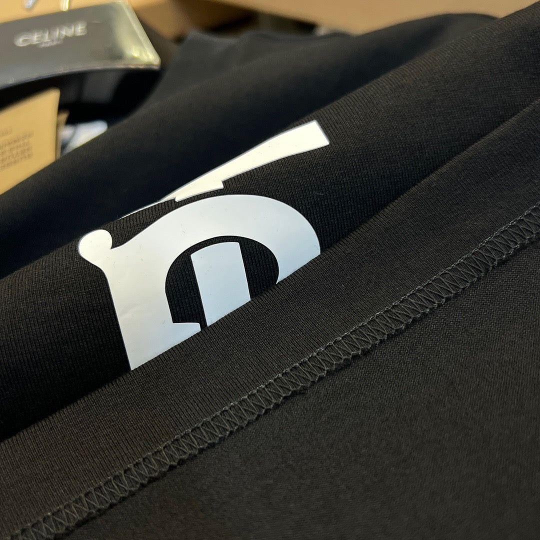 Schwarzes, khakifarbenes und weißes T-Shirt