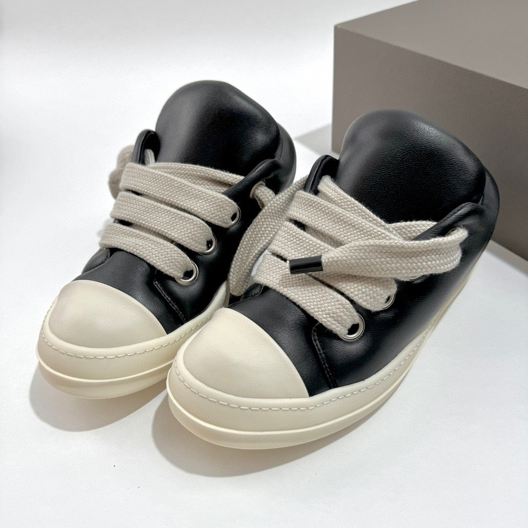 أحذية سوداء وبيضاء