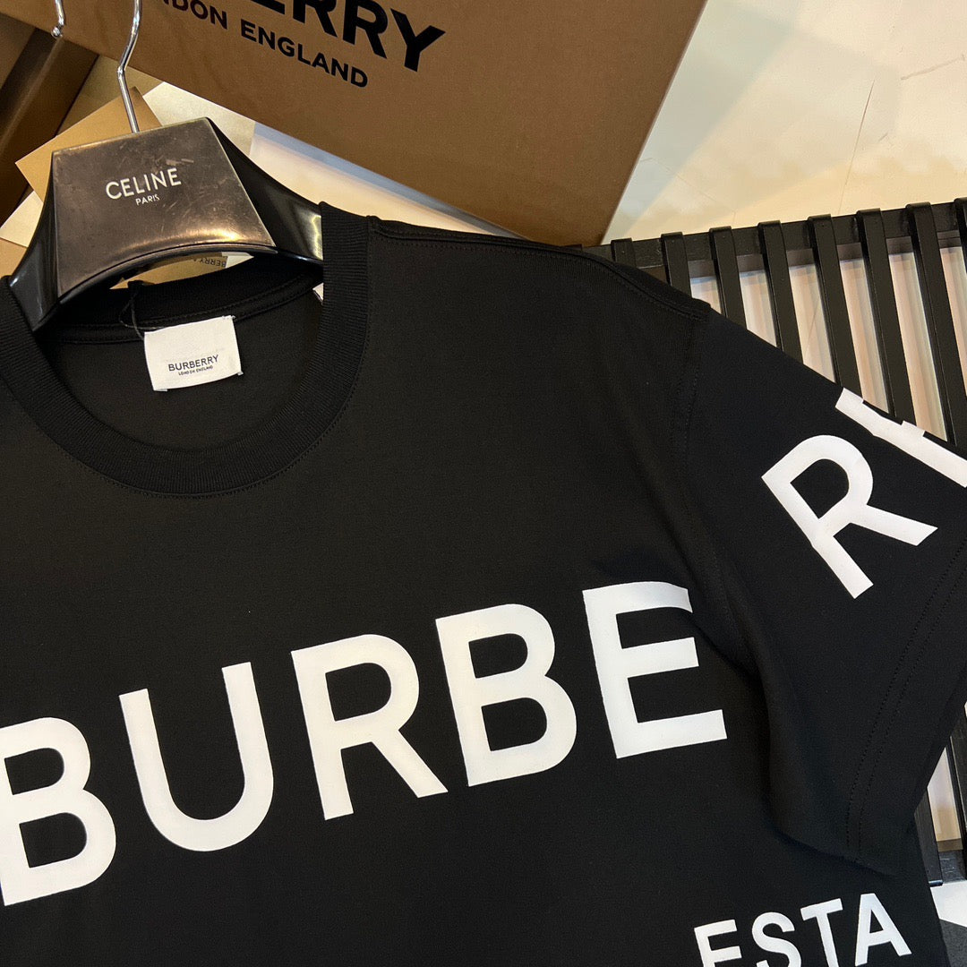 Schwarz-weißes T-Shirt