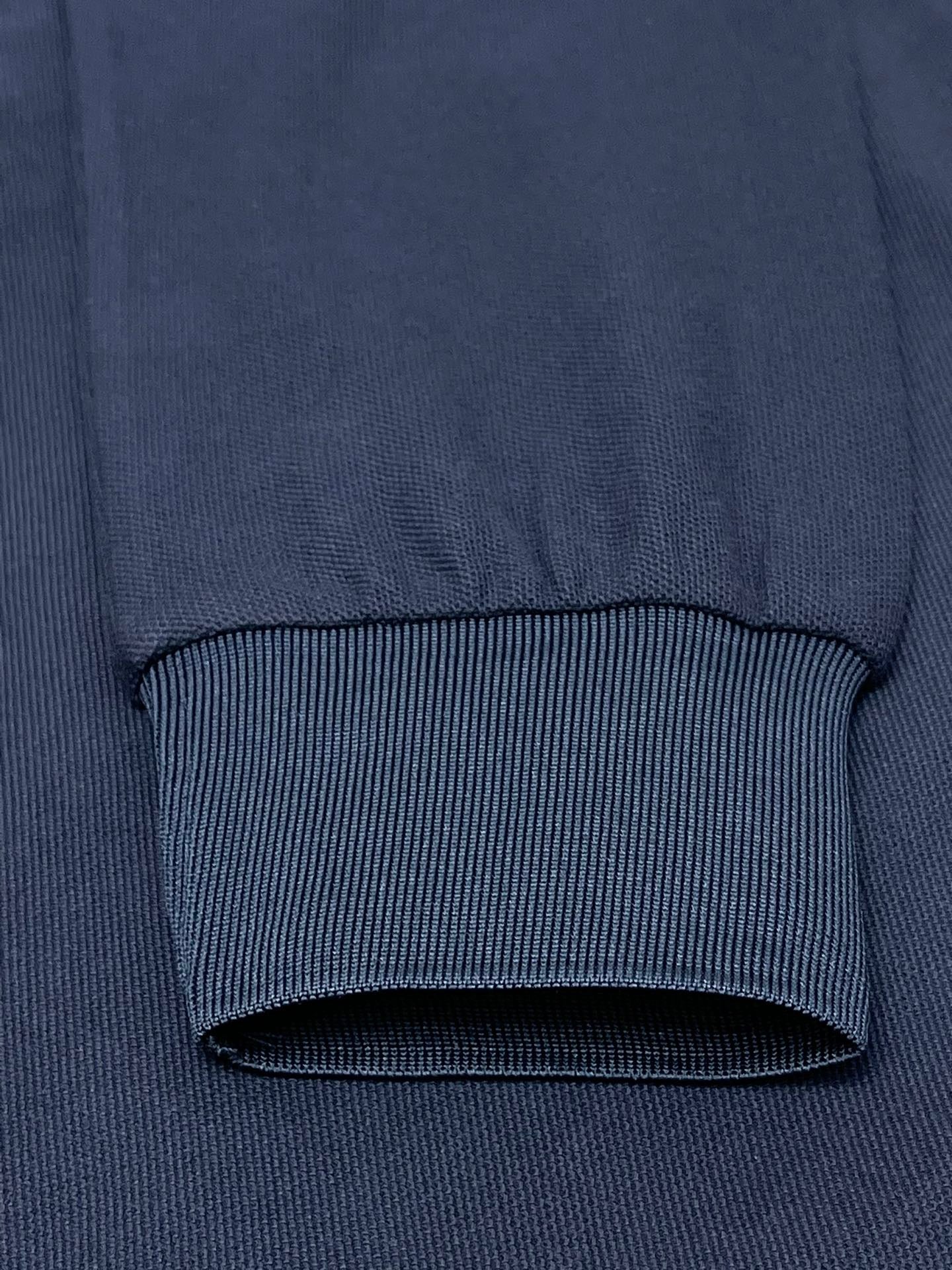 Poloshirt in Schwarz, Weiß, Marineblau und Hellblau