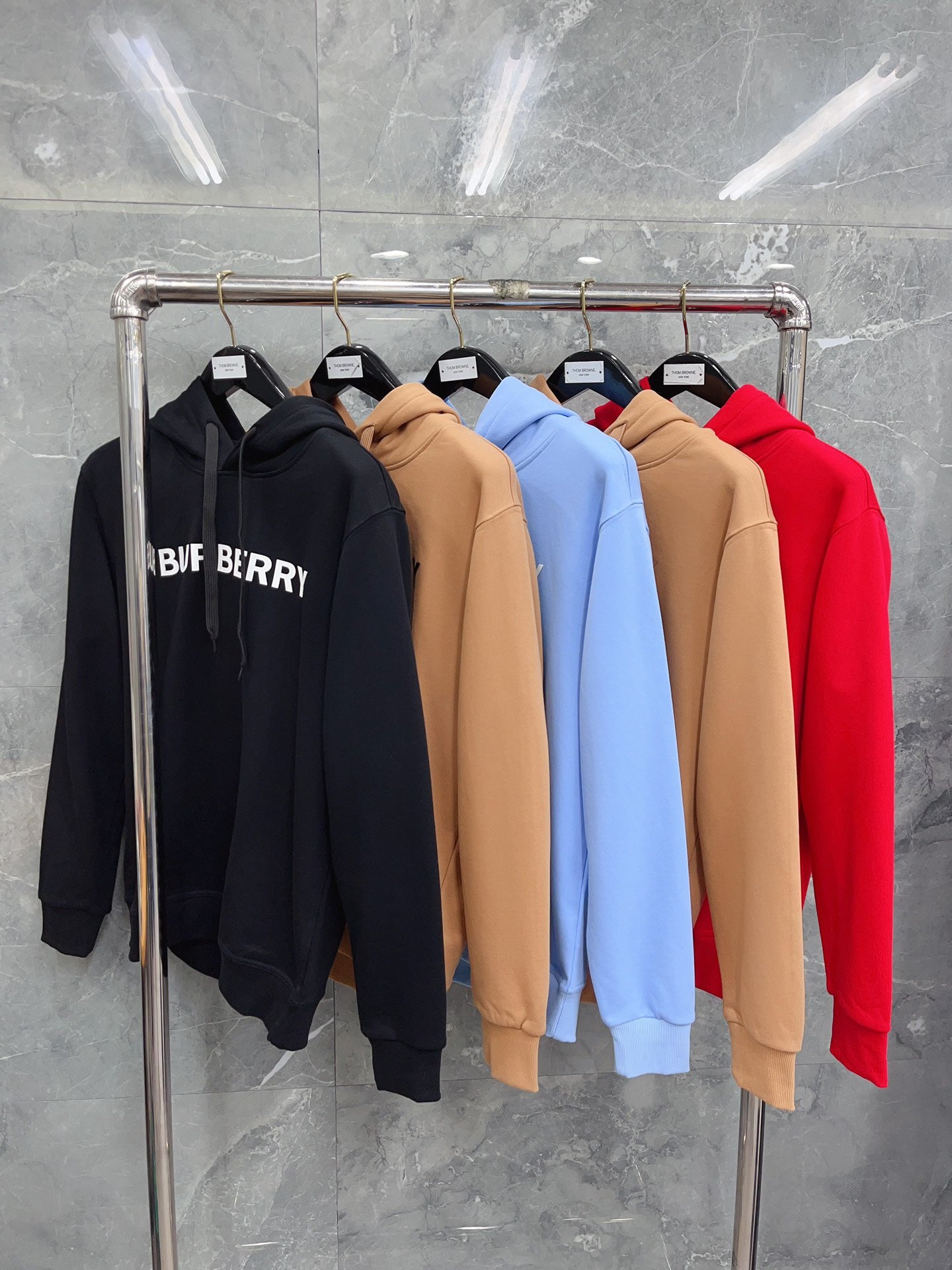 Kapuzenpullover in Schwarz, Khaki, Blau und Rot