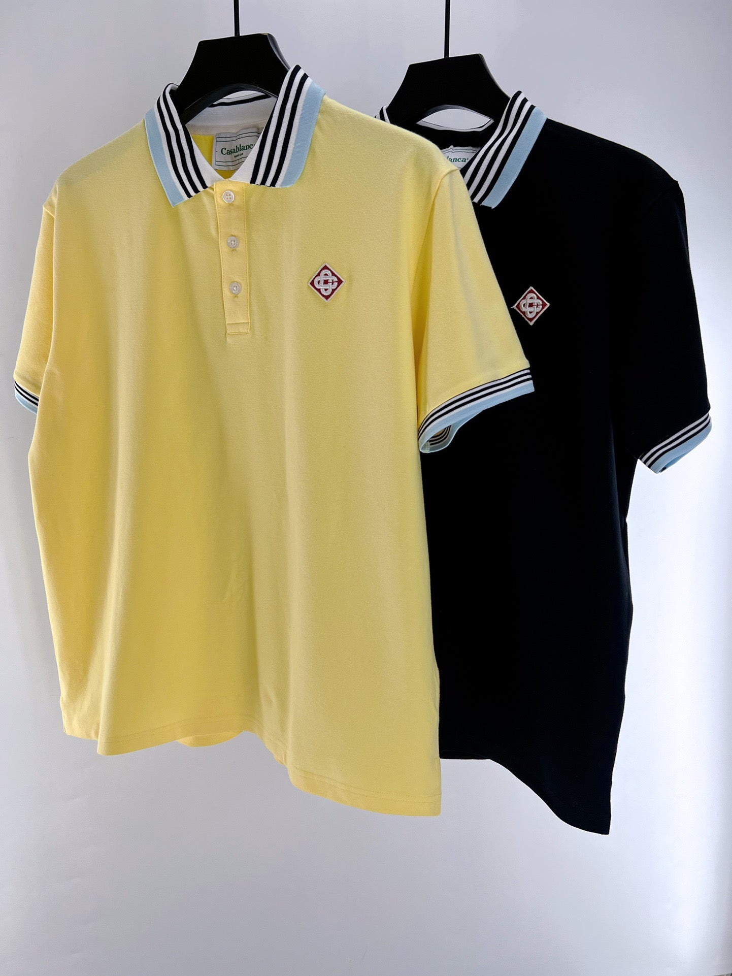 Gelbes und blaues Polo