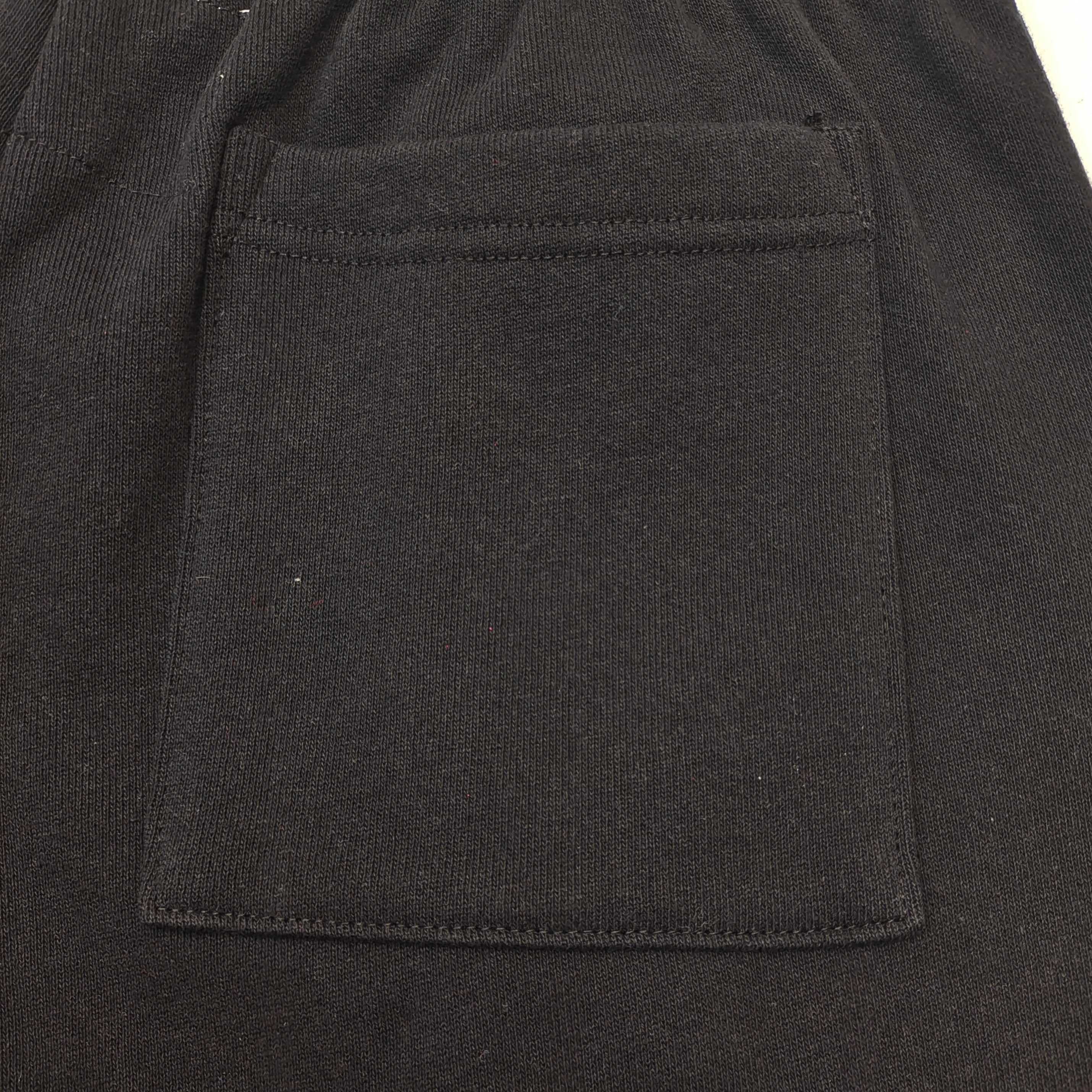 Schwarze Hosen