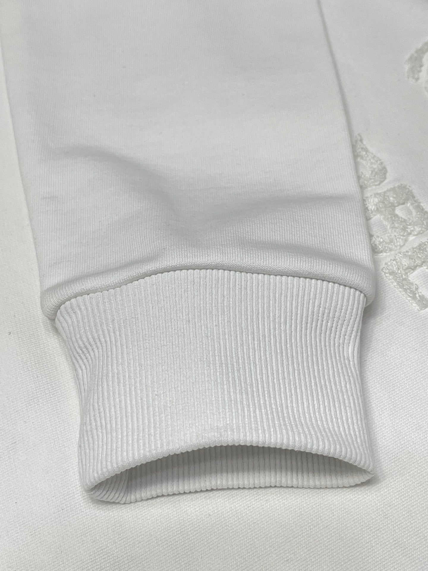 Schwarz-weißes Sweatshirt