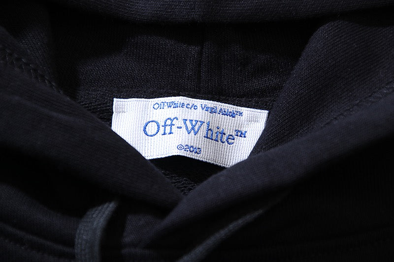 Schwarz-weißer Kapuzenpullover