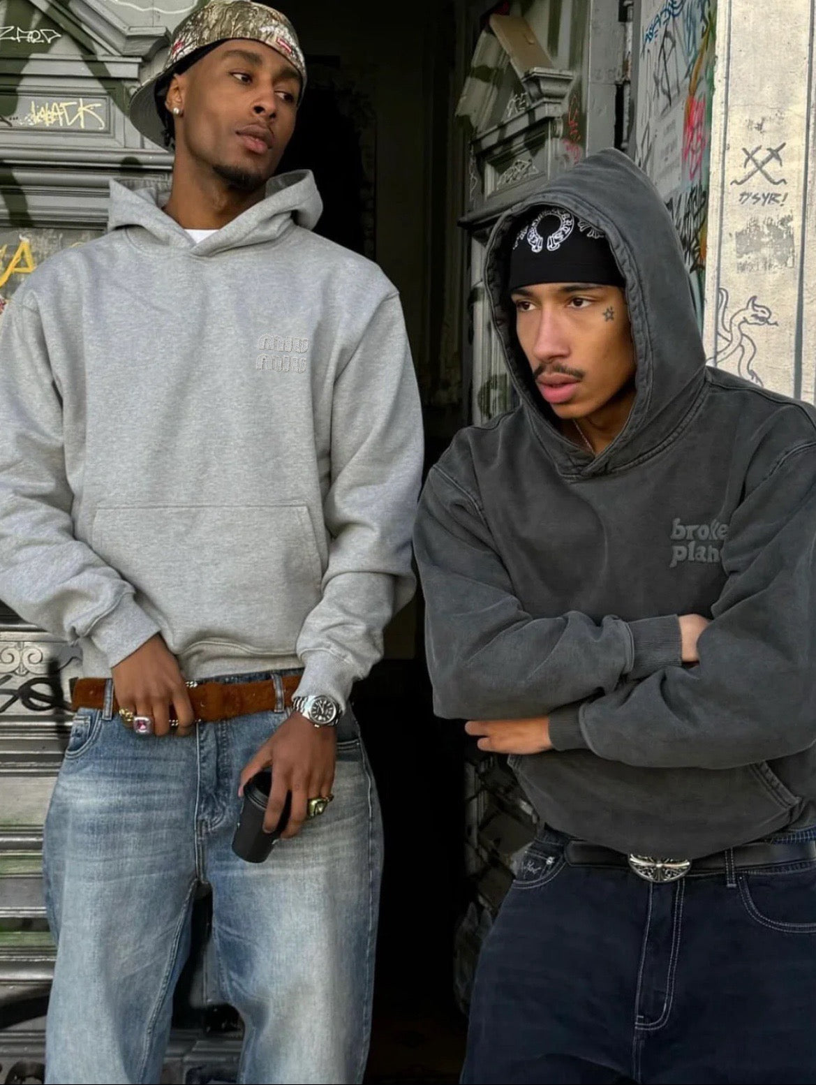 Grauer Hoodie