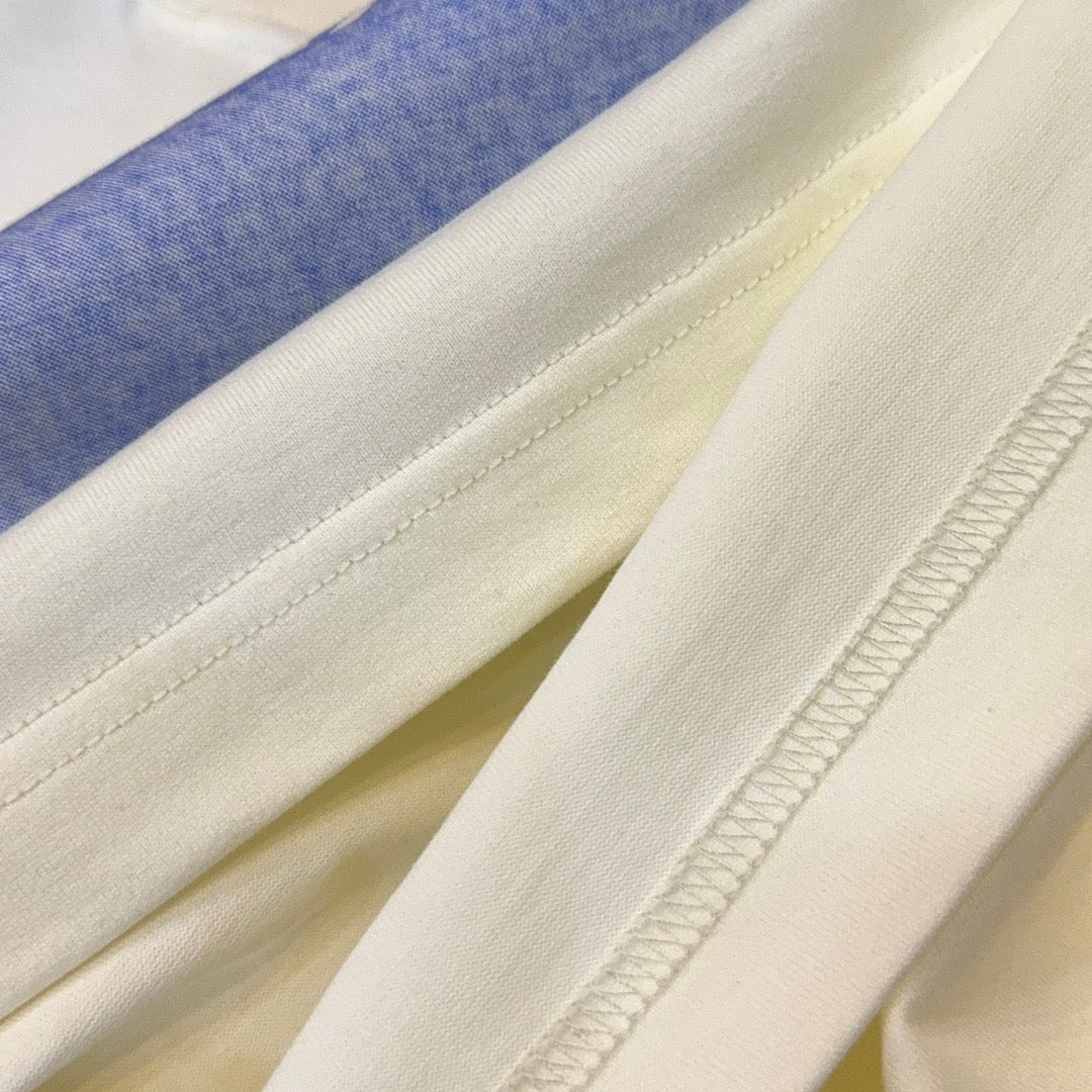 Weißes und blaues T-Shirt