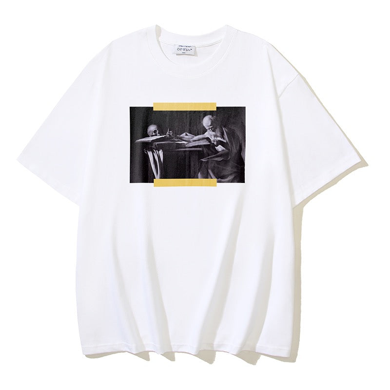Weißes und schwarzes T-Shirt
