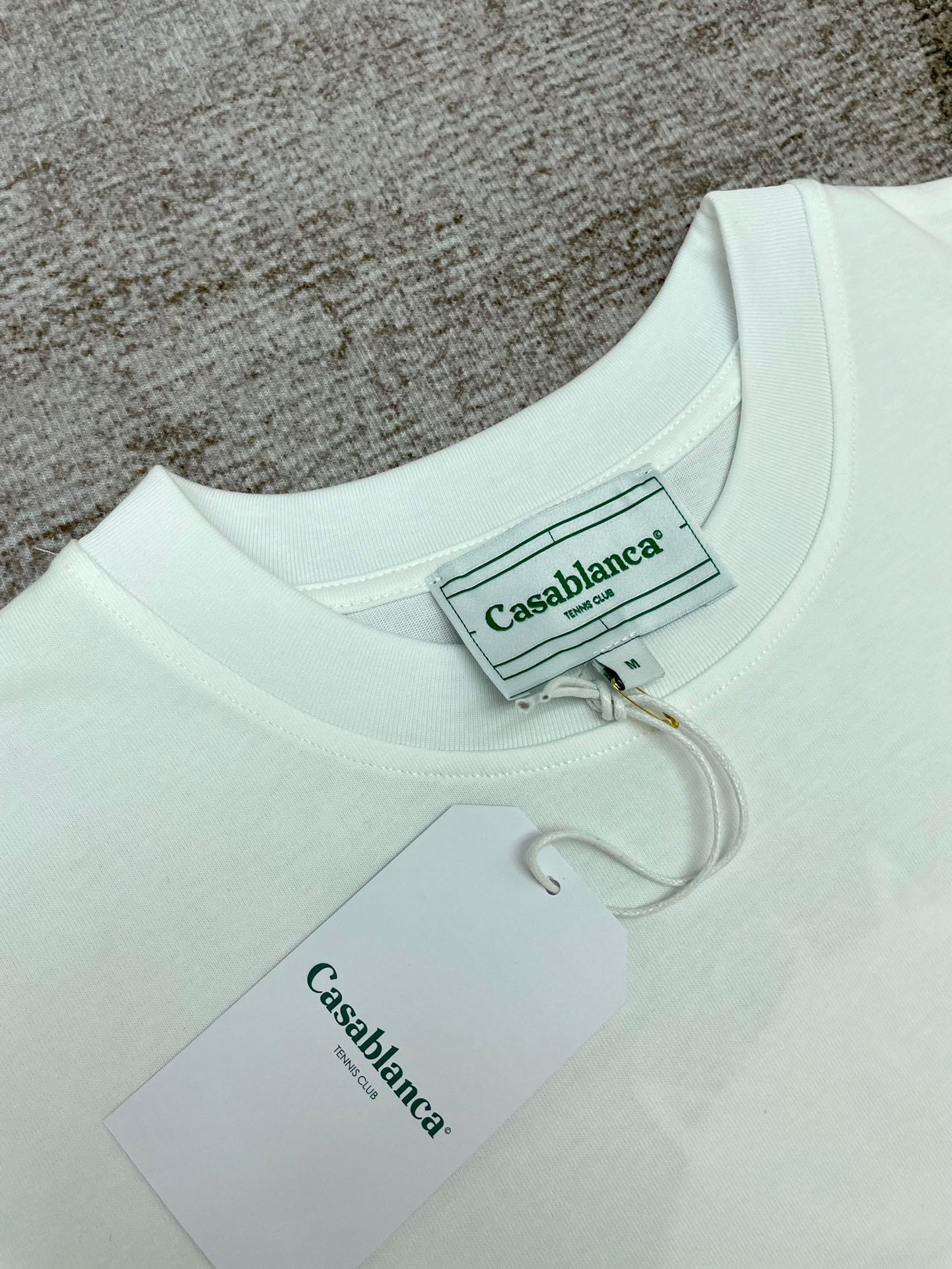 تي شيرت أبيض وأسود