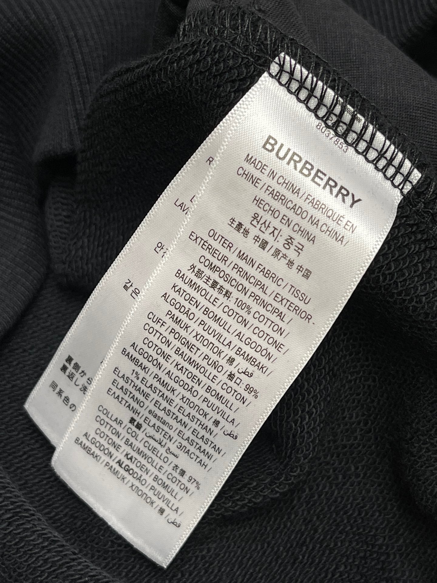 Schwarz-weißer Kapuzenpullover