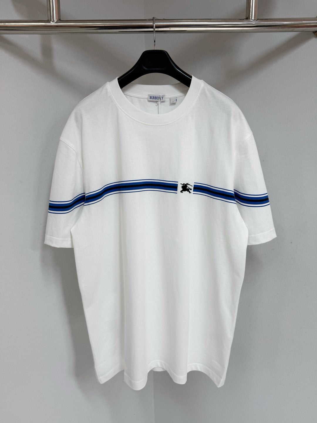 Schwarz-weißes T-Shirt