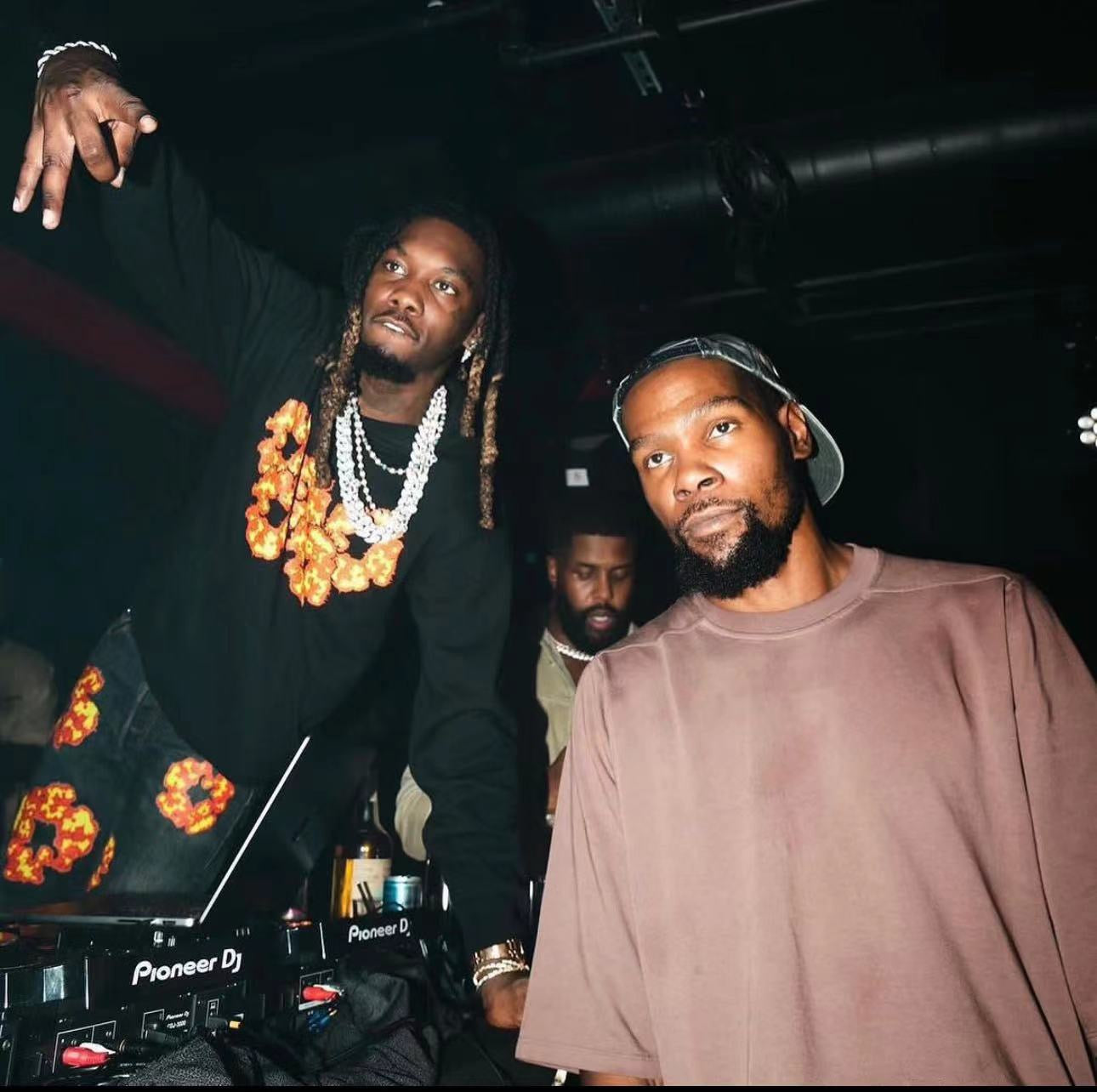 جارزة سوداء بقبعة شتوية