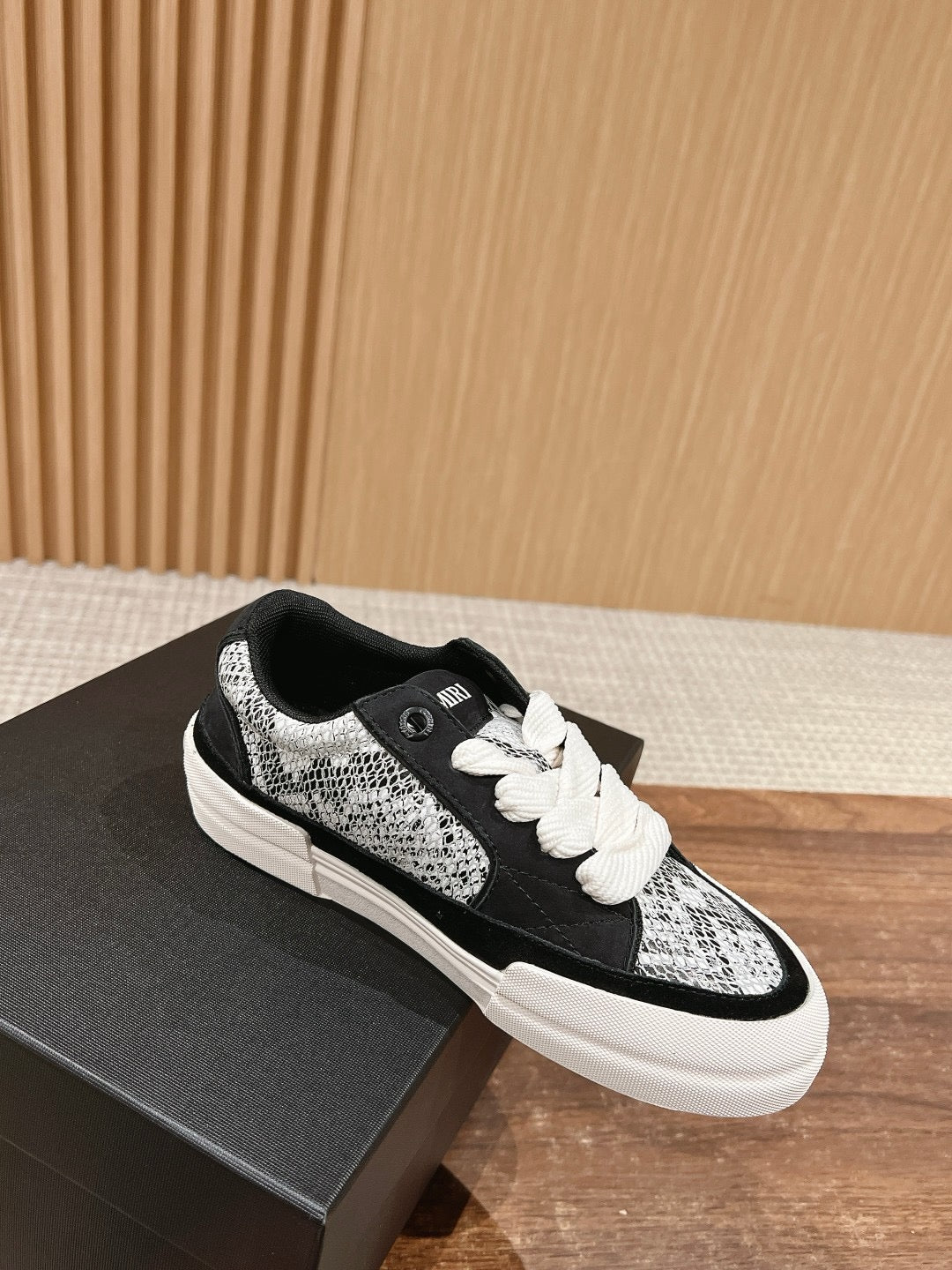 Schwarz-weiße Schuhe