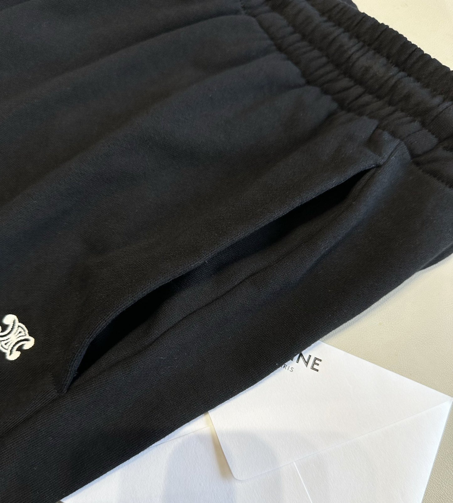 بنطال أسود ورمادي