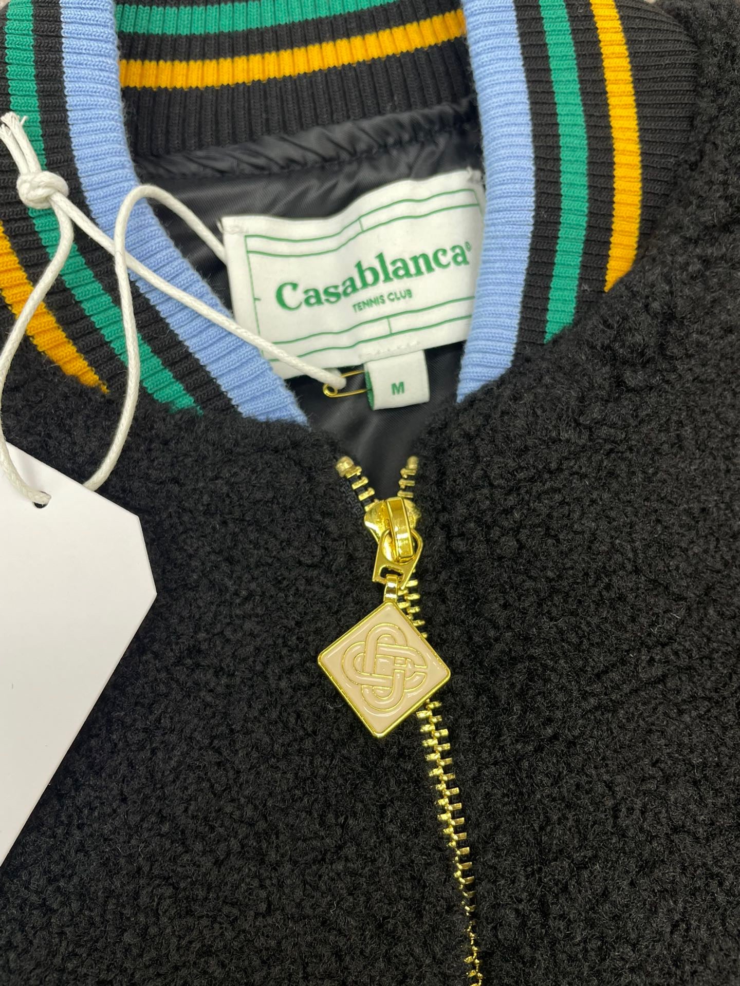 سترة سوداء وبيج