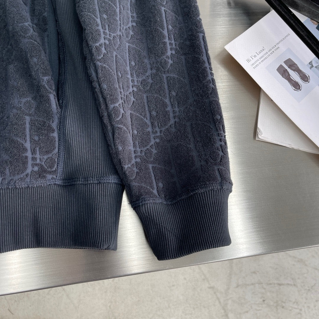 Schwarz-weißer Kapuzenpullover