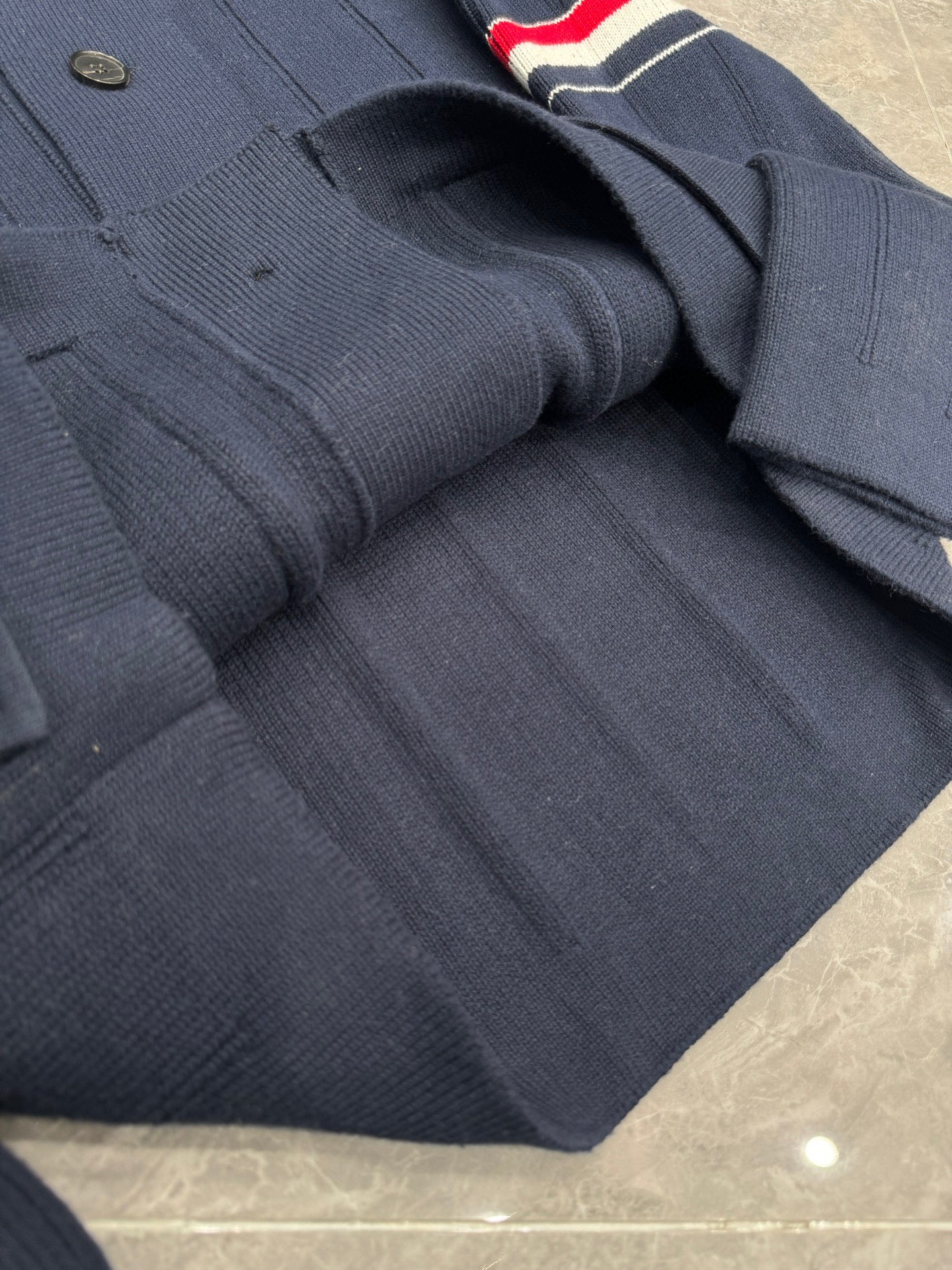 سترة متعددة الألوان