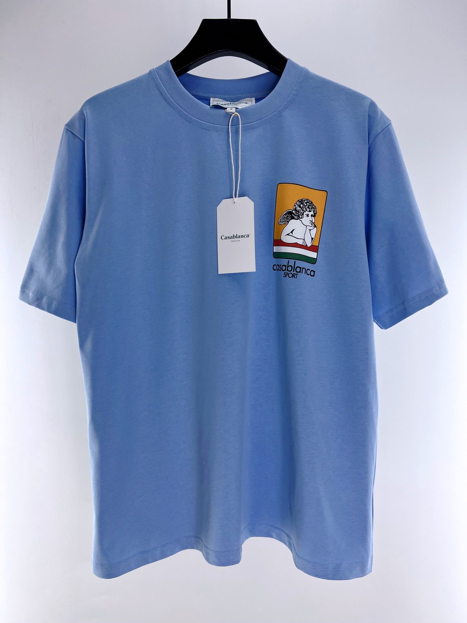 Himmelblaues und weißes T-Shirt