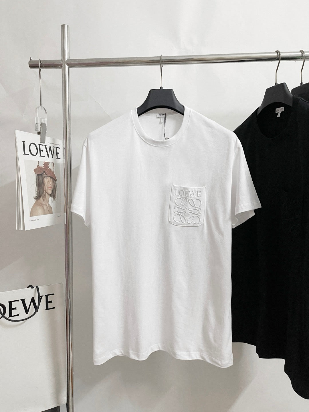 تي شيرت أبيض وأسود وأخضر