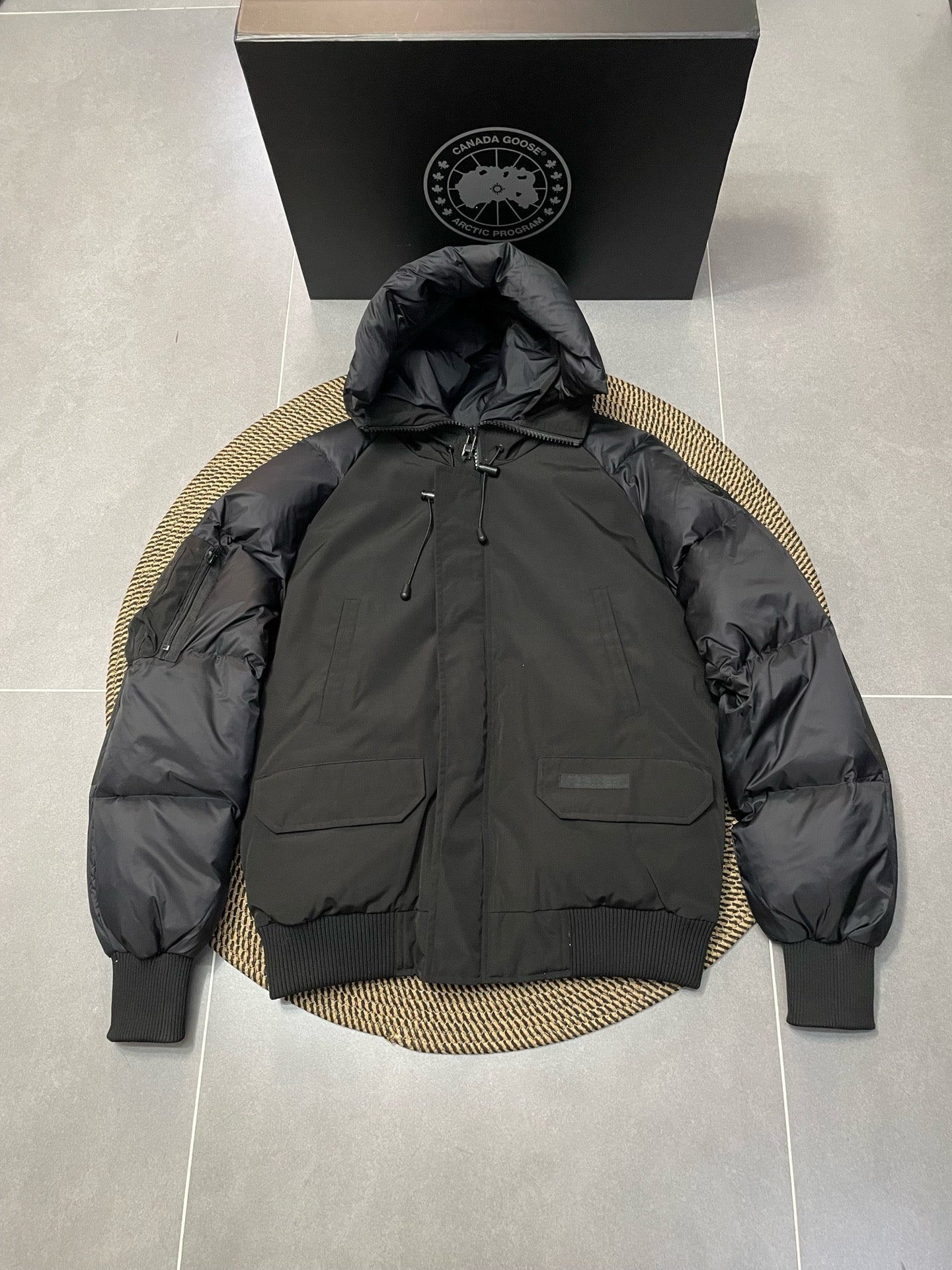 weiße und schwarze Jacke