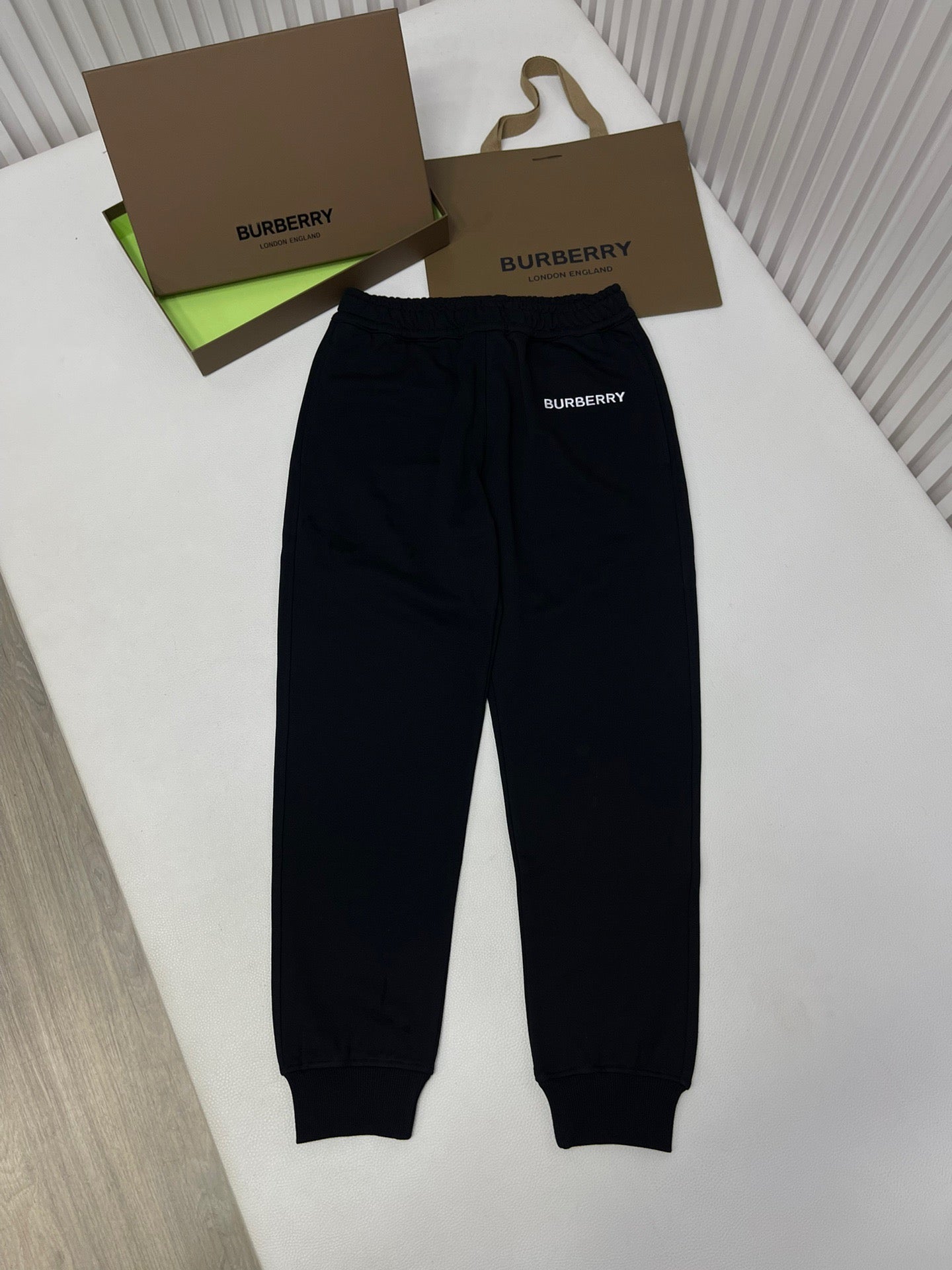 Schwarze Hosen