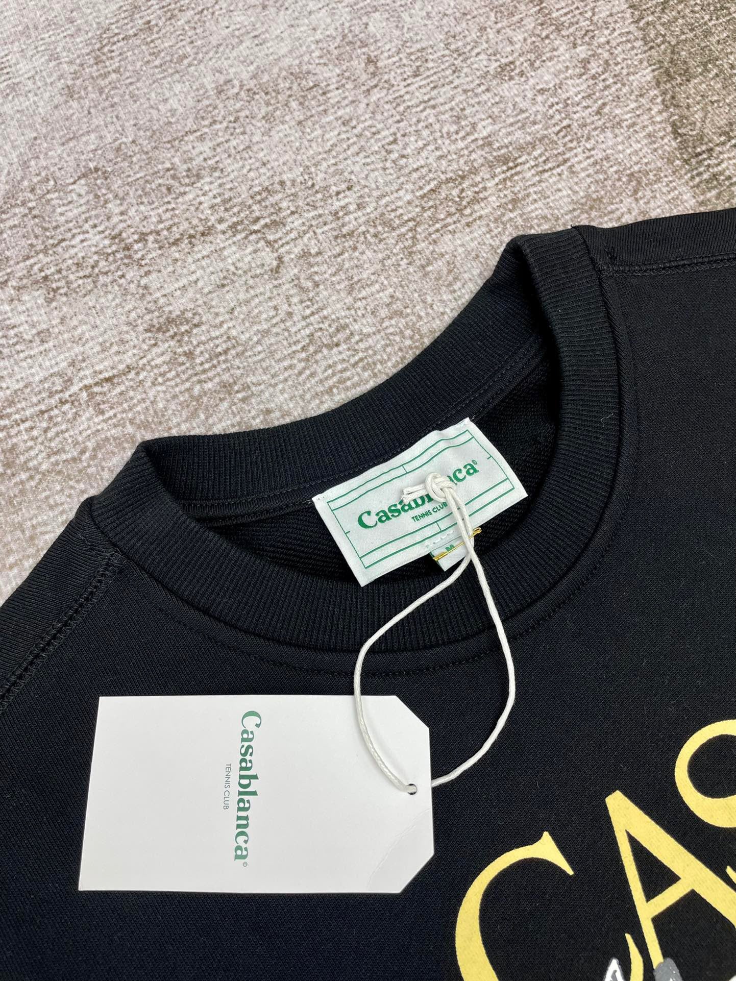 سويت شيرت أبيض وأسود