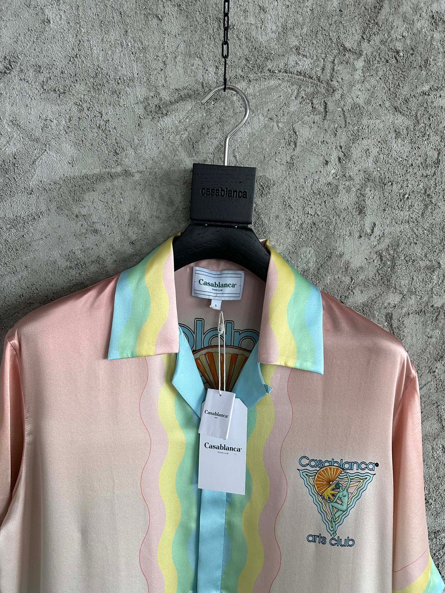 قميص متعدد الألوان