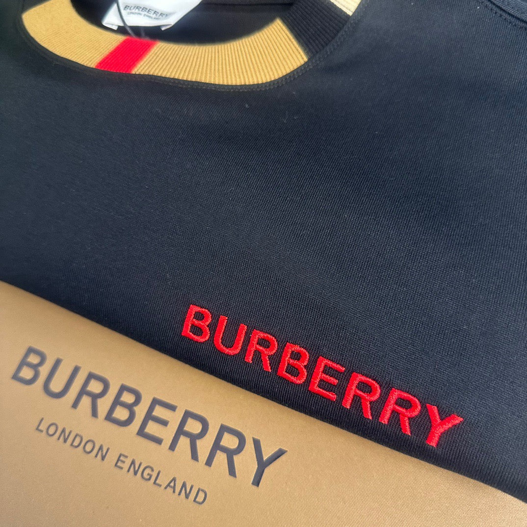 Schwarzes, khakifarbenes und weißes T-Shirt