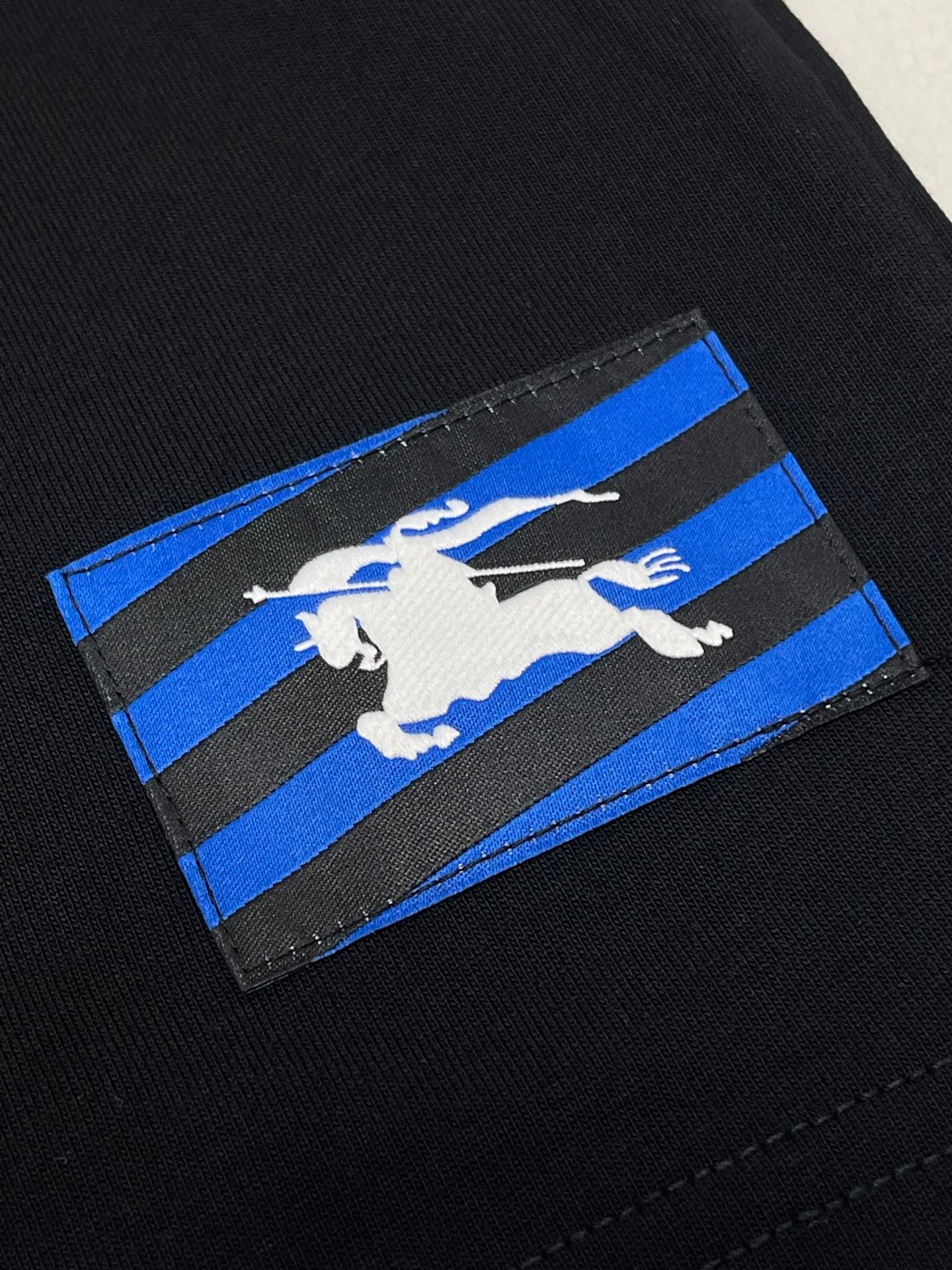 Weißes, grünes und schwarzes T-Shirt