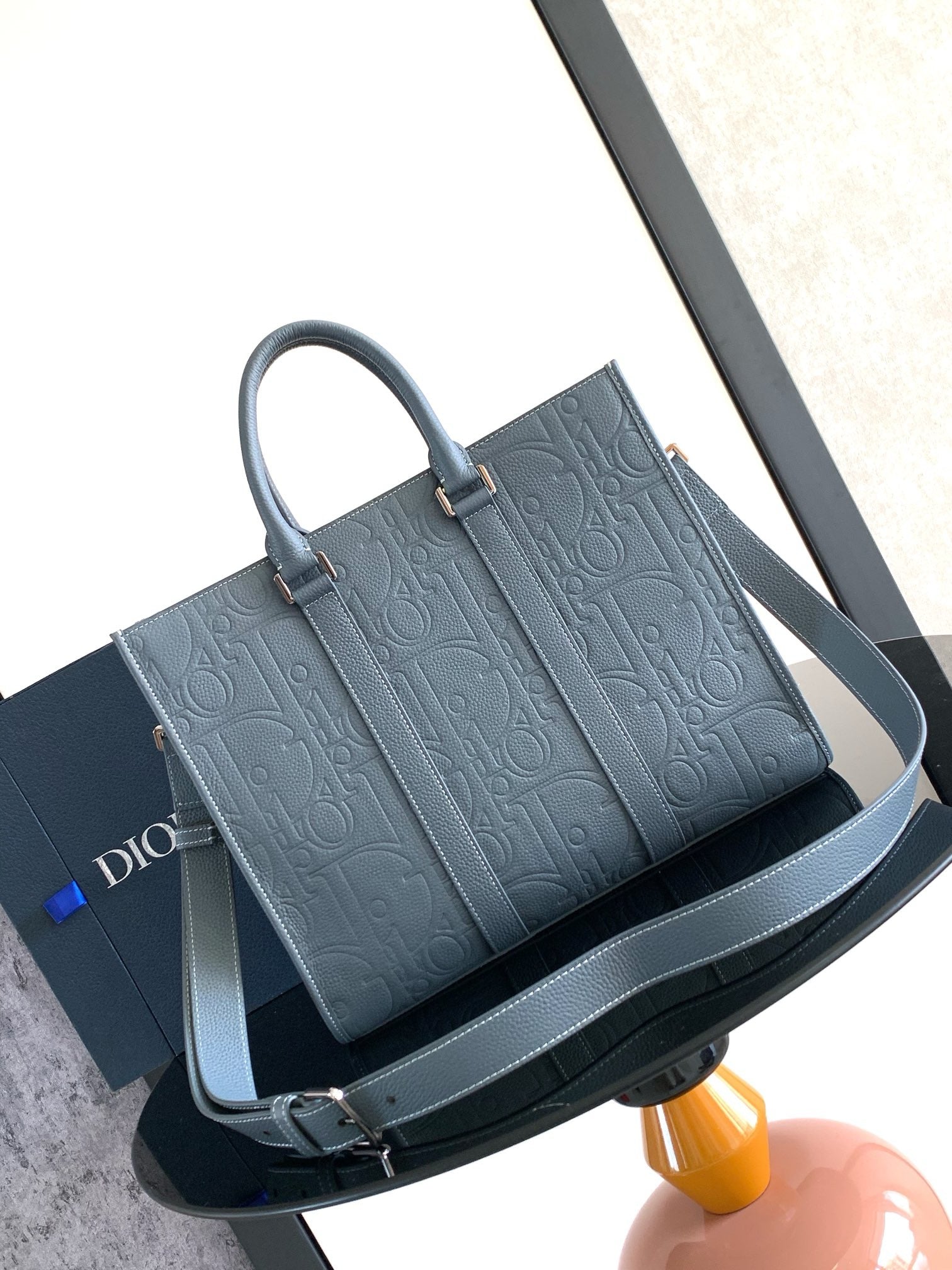 Graublaue und schwarze Tasche