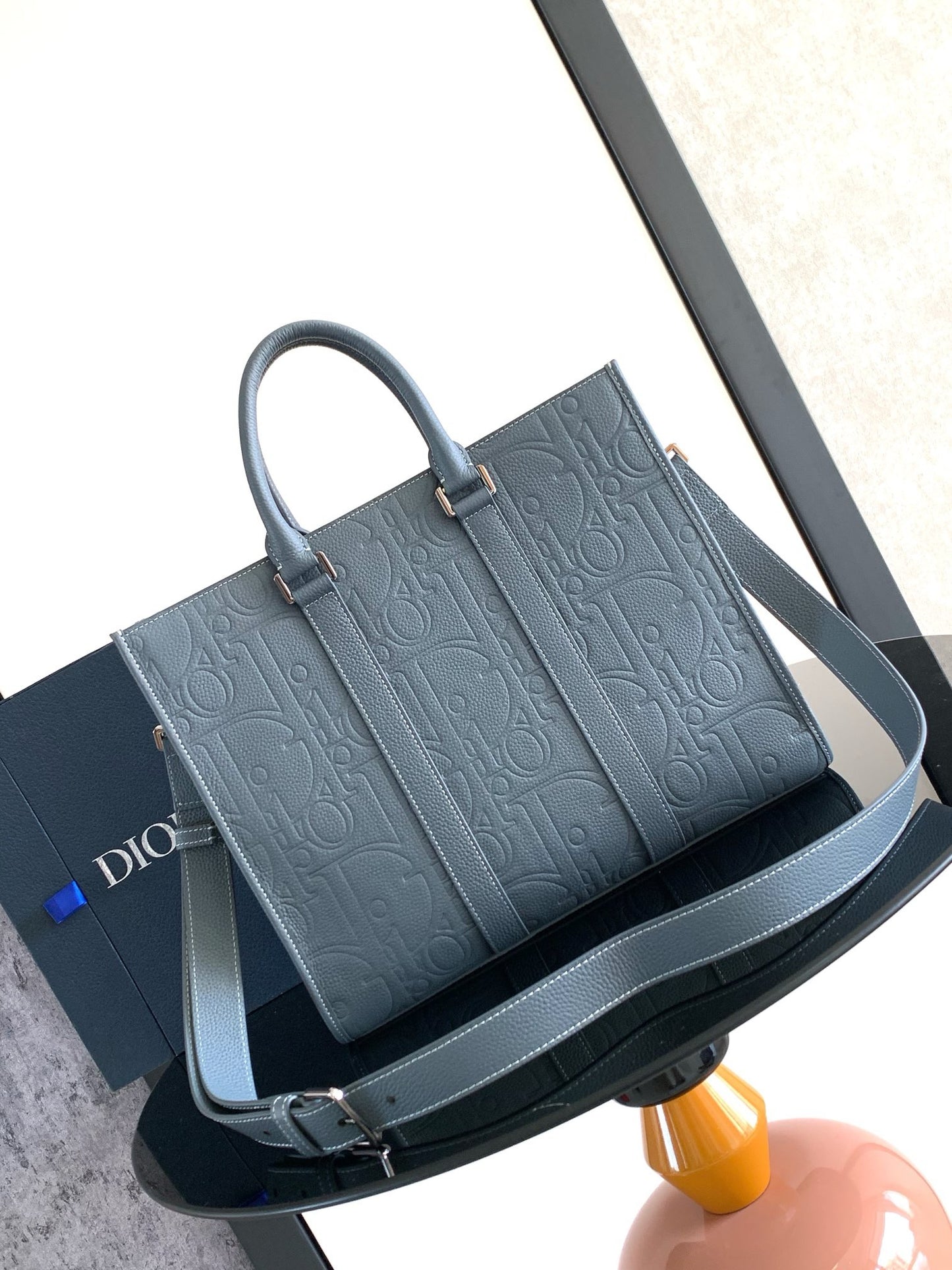 Graublaue und schwarze Tasche