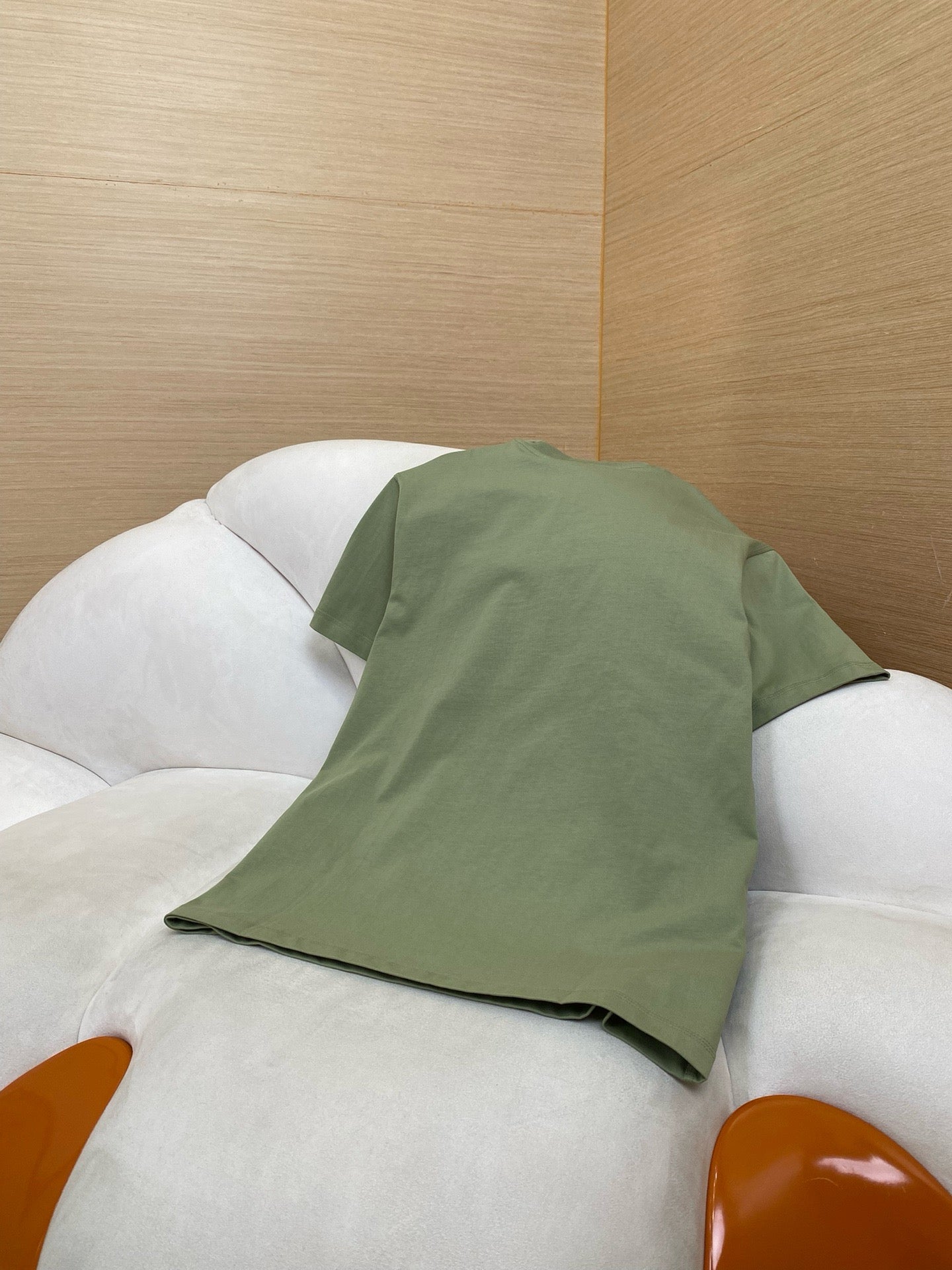 Grün-weißes T-Shirt