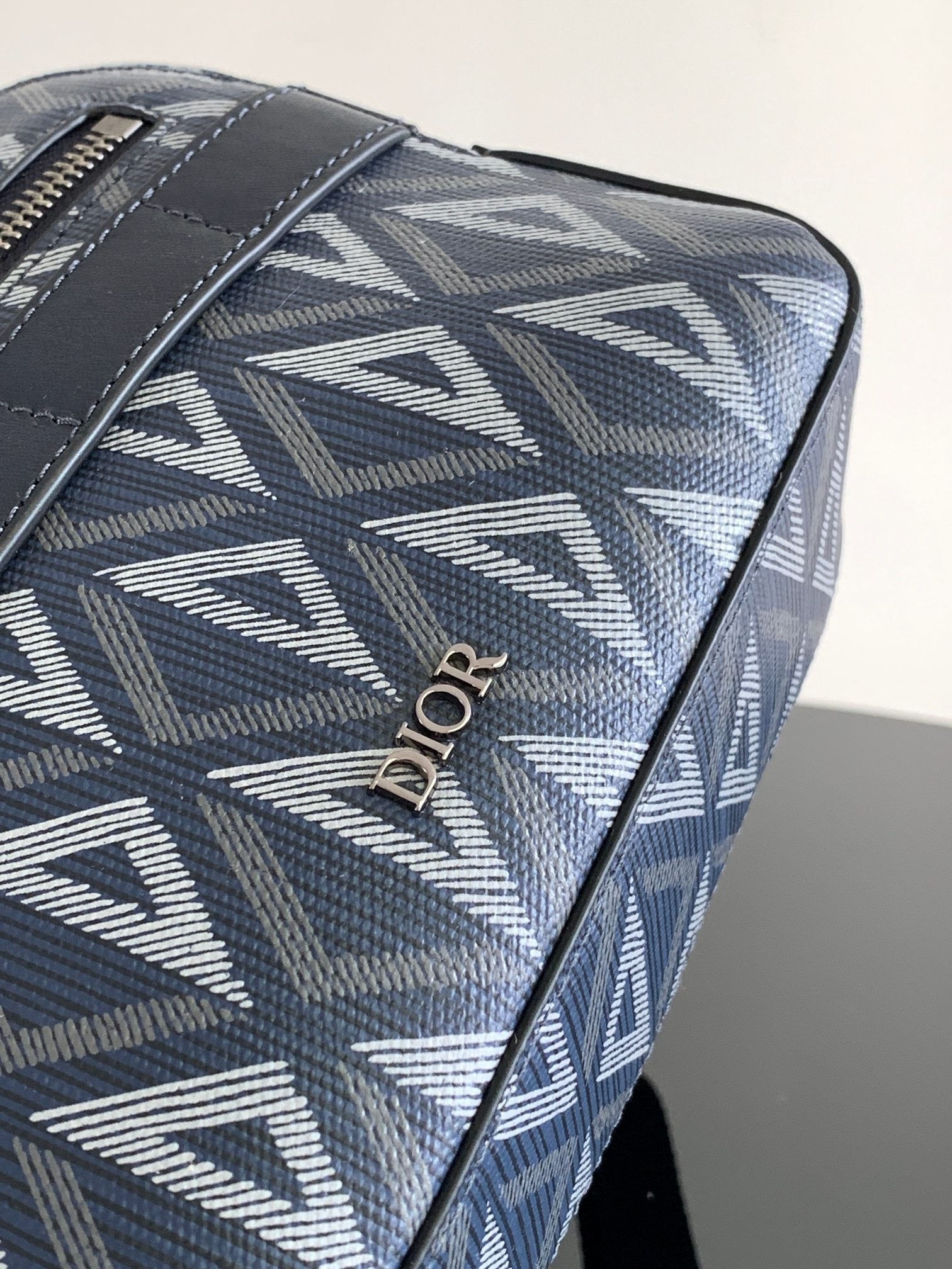Dunkelblaue Tasche