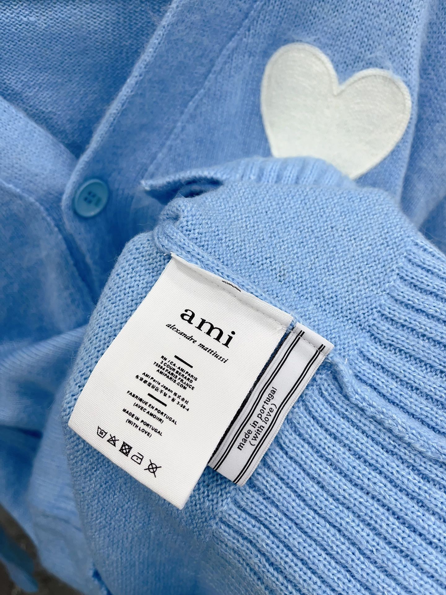 سترة باللون الوردي والأزرق الفاتح