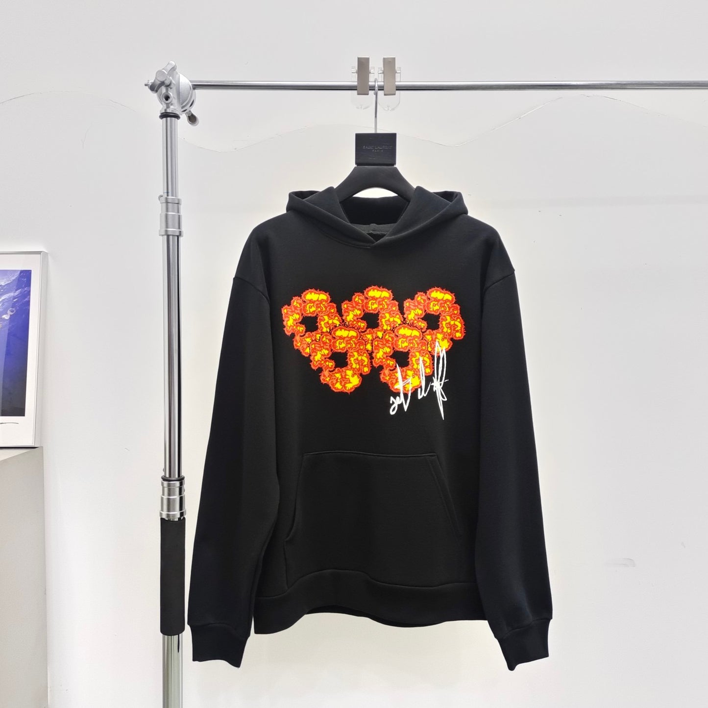 جارزة سوداء بقبعة شتوية