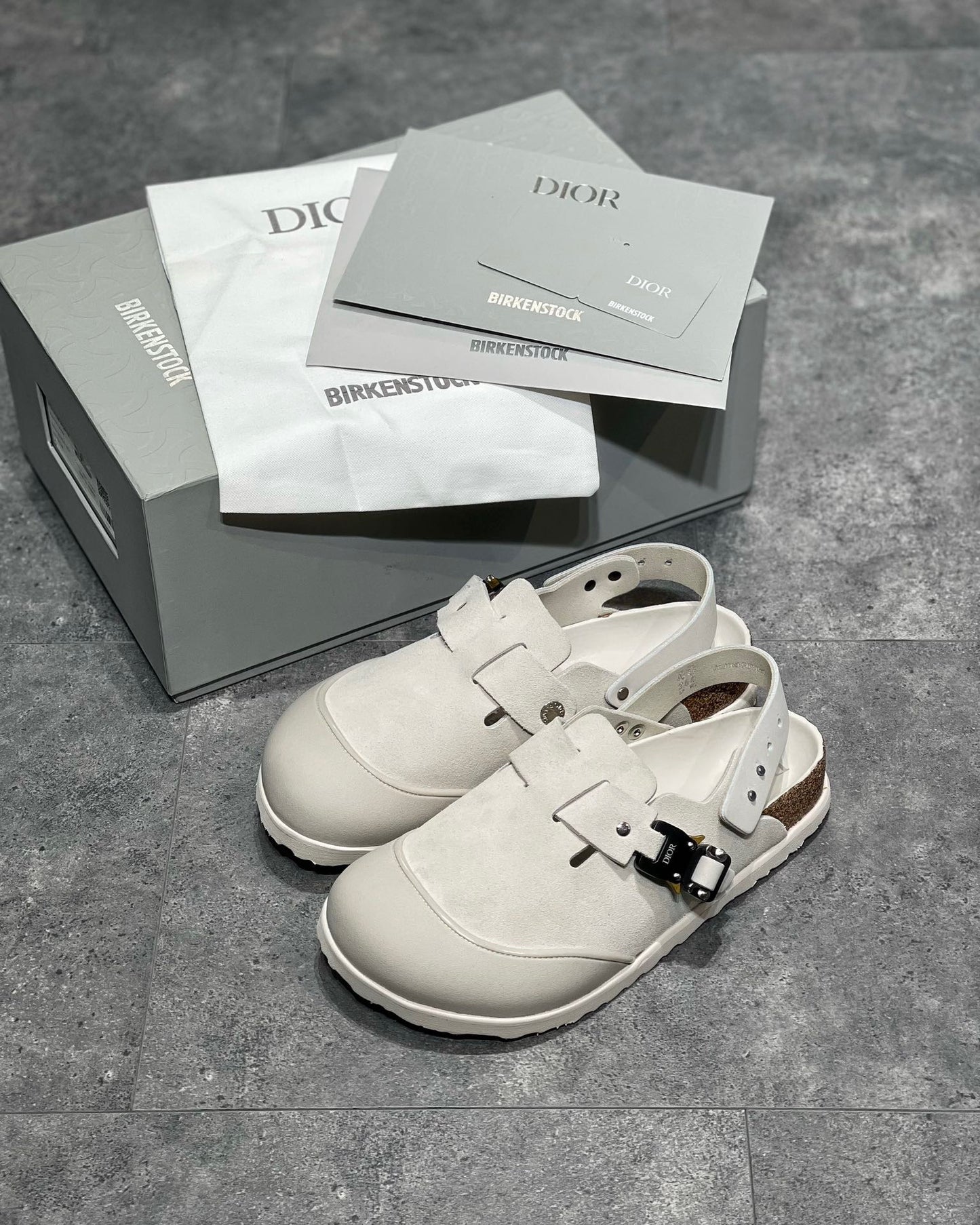 أحذية باللون الأسود والرمادي والأبيض العاجي