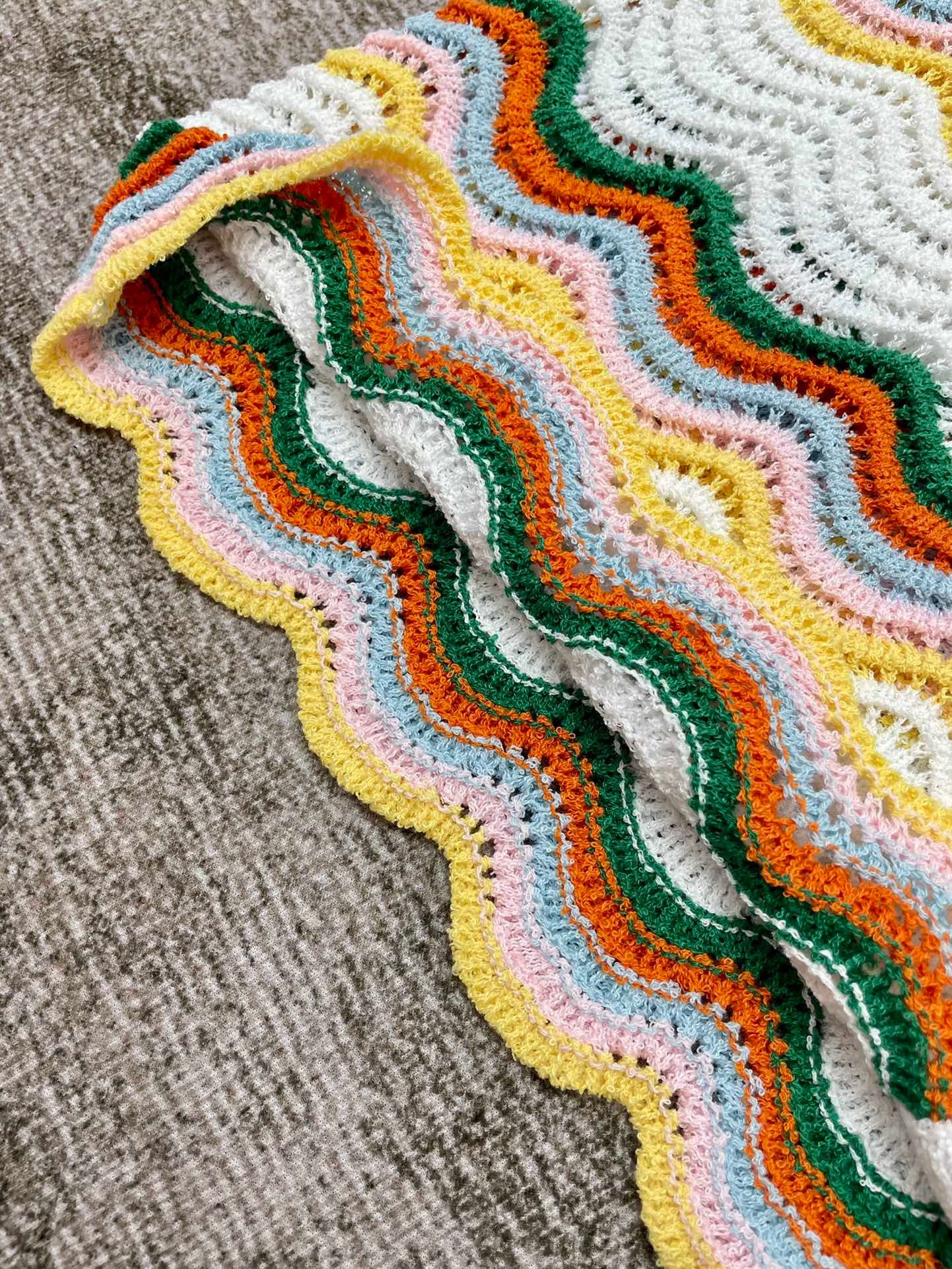 قميص متعدد الألوان